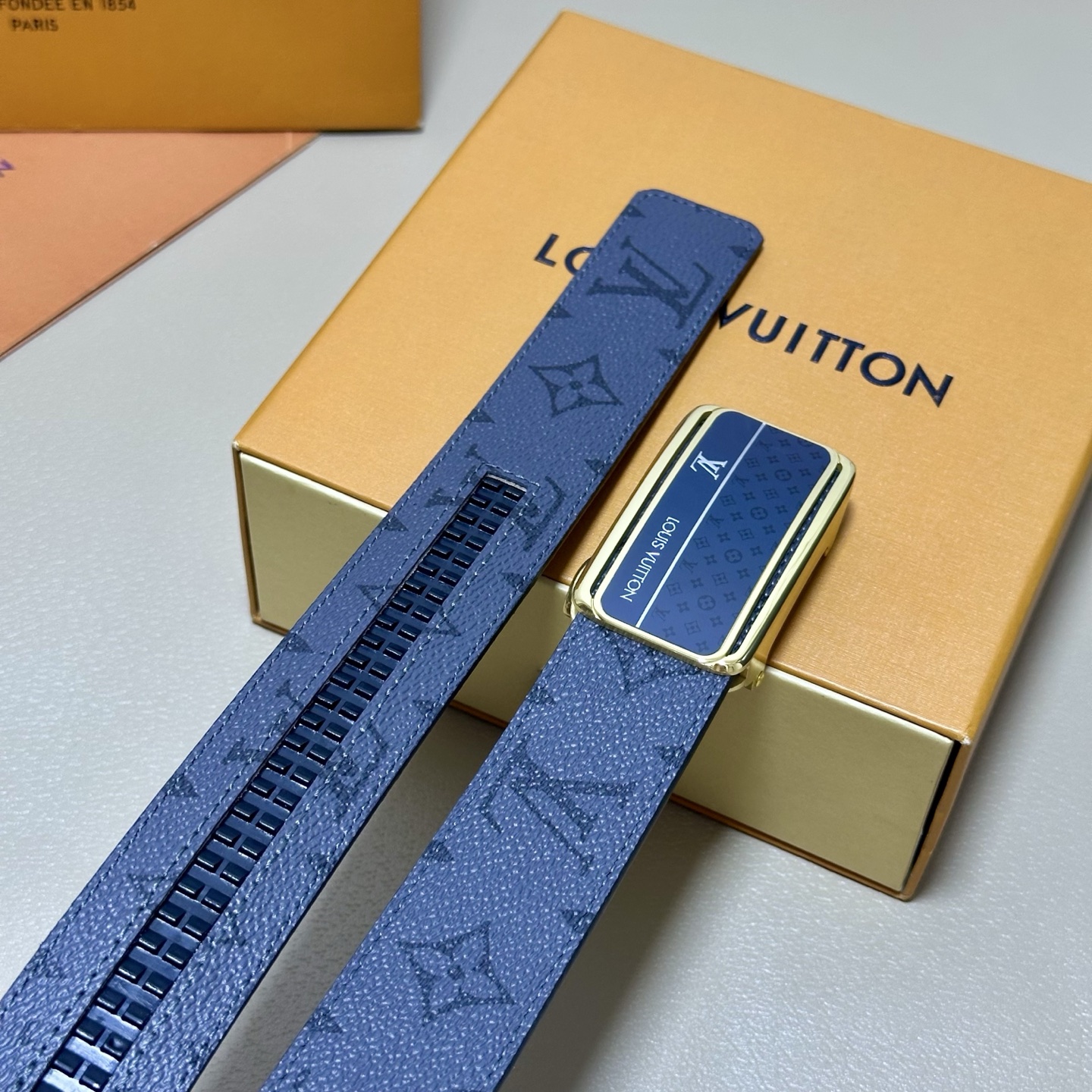 ［自动扣腰带］LV 宽3.5MM 双面进口头层牛皮制作 搭配经典钢扣 真材实料 时尚经典 做工精致 高端