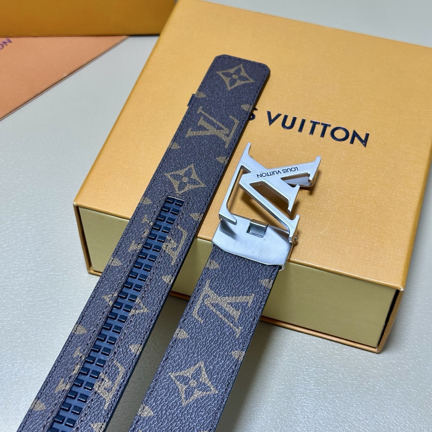 ［自动扣腰带］LV 宽3.5MM 双面进口头层牛皮制作 搭配经典钢扣 真材实料 时尚经典 做工精致 高端