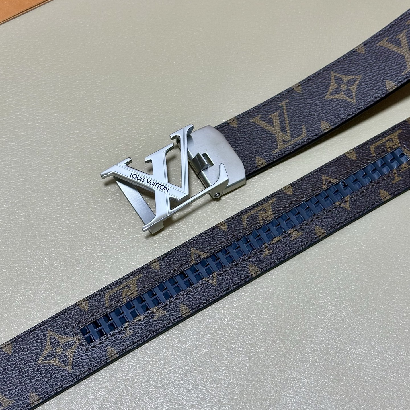 ［自动扣腰带］LV 宽3.5MM 双面进口头层牛皮制作 搭配经典钢扣 真材实料 时尚经典 做工精致 高端