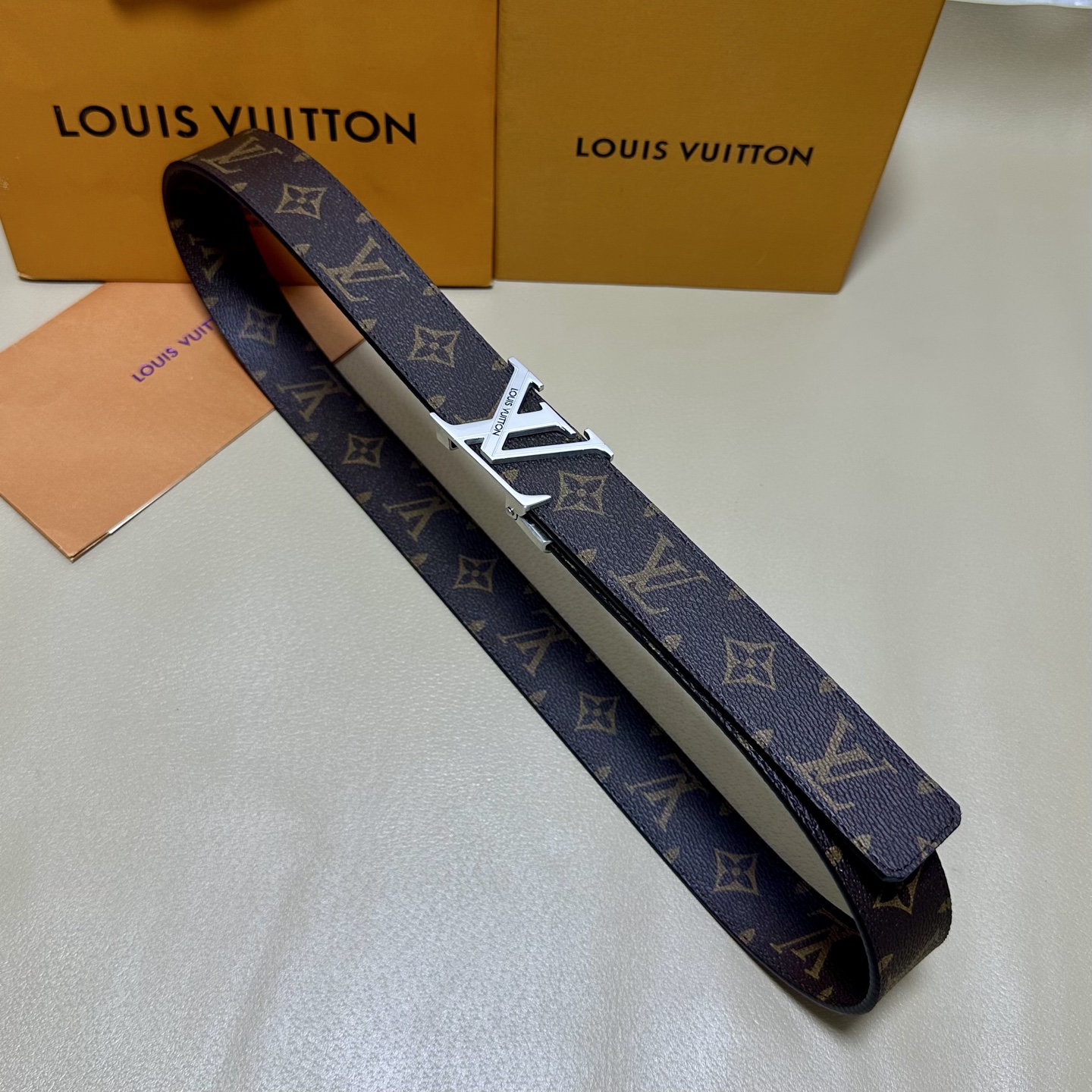 ［自动扣腰带］LV 宽3.5MM 双面进口头层牛皮制作 搭配经典钢扣 真材实料 时尚经典 做工精致 高端