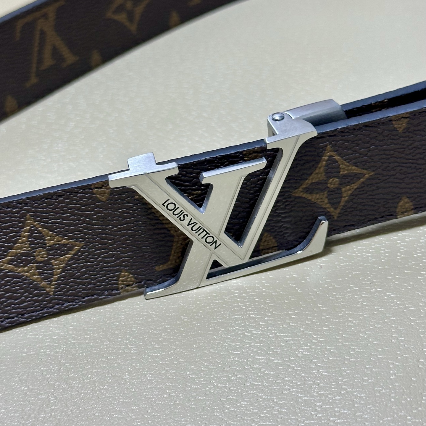 ［自动扣腰带］LV 宽3.5MM 双面进口头层牛皮制作 搭配经典钢扣 真材实料 时尚经典 做工精致 高端