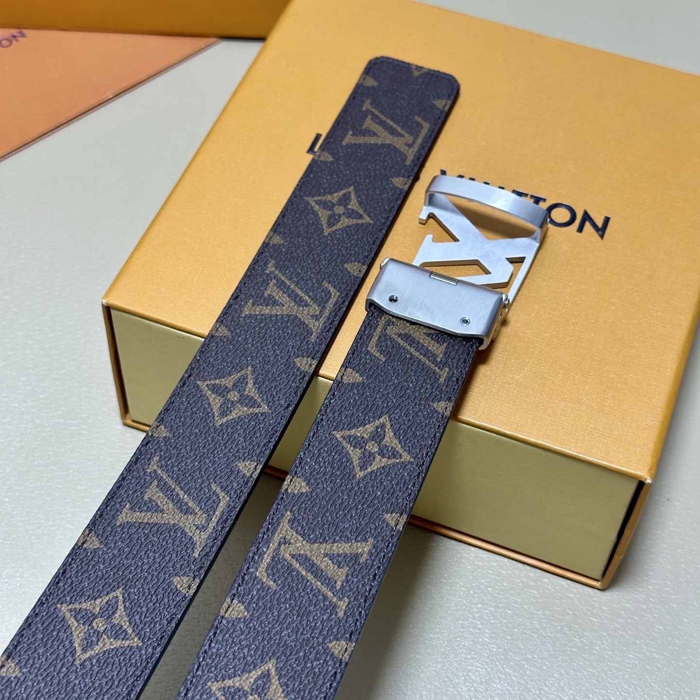 ［自动扣腰带］LV 宽3.5MM 双面进口头层牛皮制作 搭配经典钢扣 真材实料 时尚经典 做工精致 高端