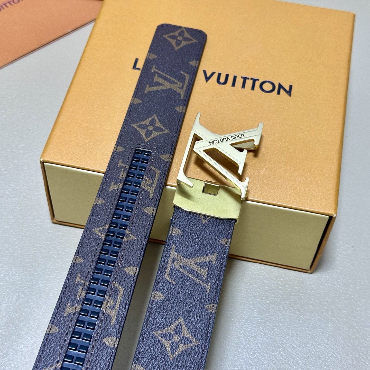 （图片包装+10）［自动扣腰带］LV 宽3.5MM 双面进口头层牛皮制作 搭配经典钢扣 真材实料 时尚经