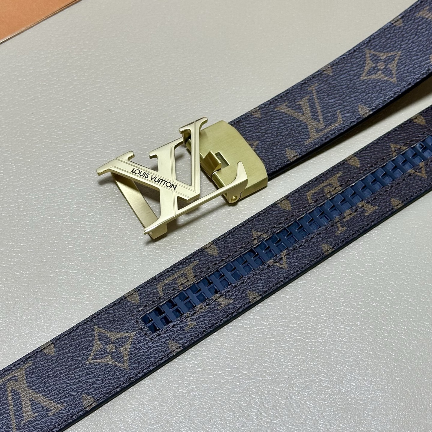 （图片包装+10）［自动扣腰带］LV 宽3.5MM 双面进口头层牛皮制作 搭配经典钢扣 真材实料 时尚经