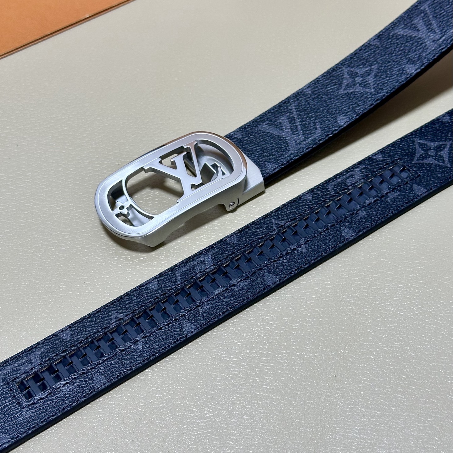 ［自动扣腰带］LV 宽3.5MM 双面进口头层牛皮制作 搭配经典钢扣 真材实料 时尚经典 做工精致 高端