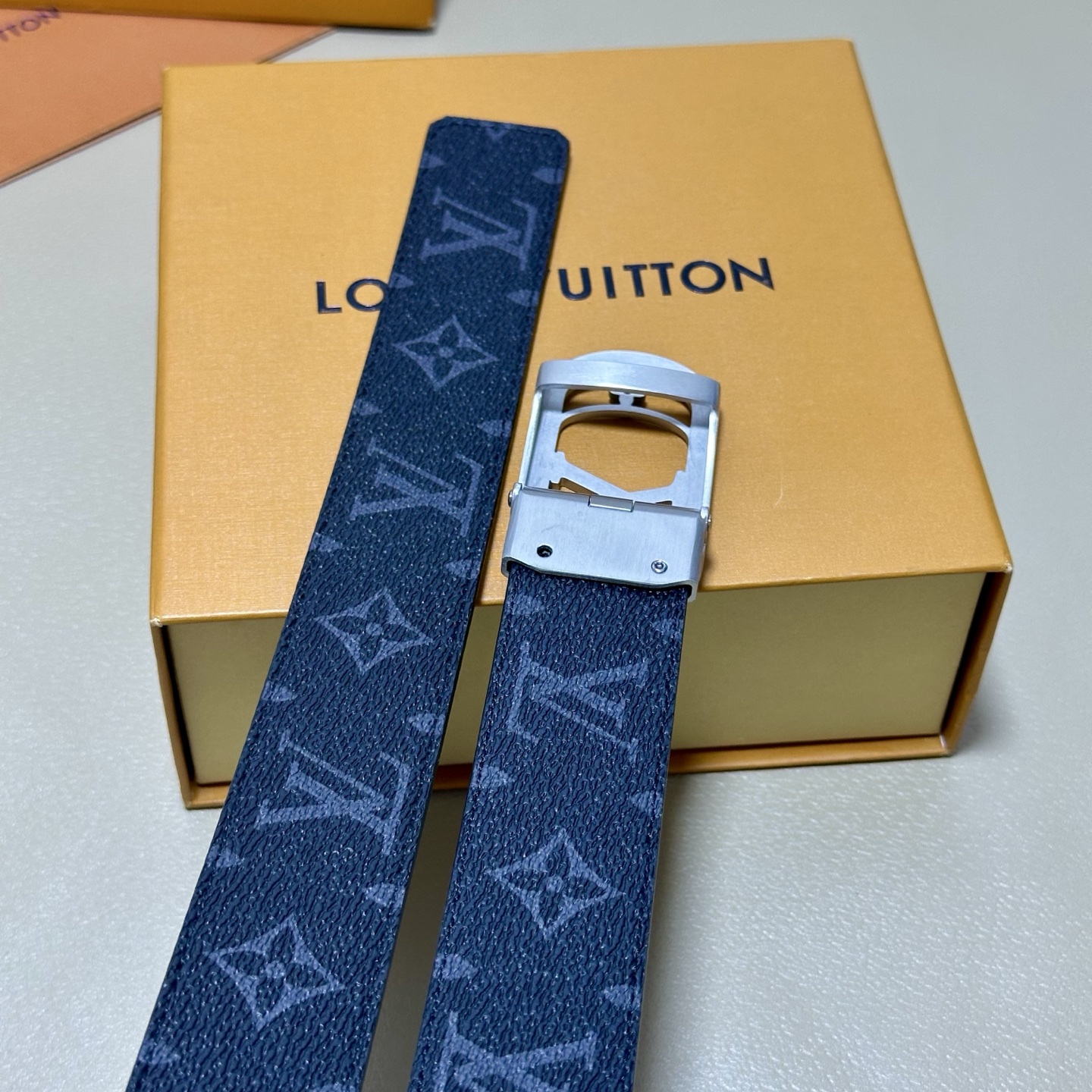 ［自动扣腰带］LV 宽3.5MM 双面进口头层牛皮制作 搭配经典钢扣 真材实料 时尚经典 做工精致 高端