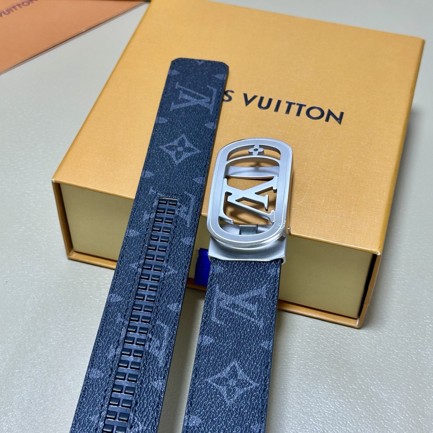 ［自动扣腰带］LV 宽3.5MM 双面进口头层牛皮制作 搭配经典钢扣 真材实料 时尚经典 做工精致 高端