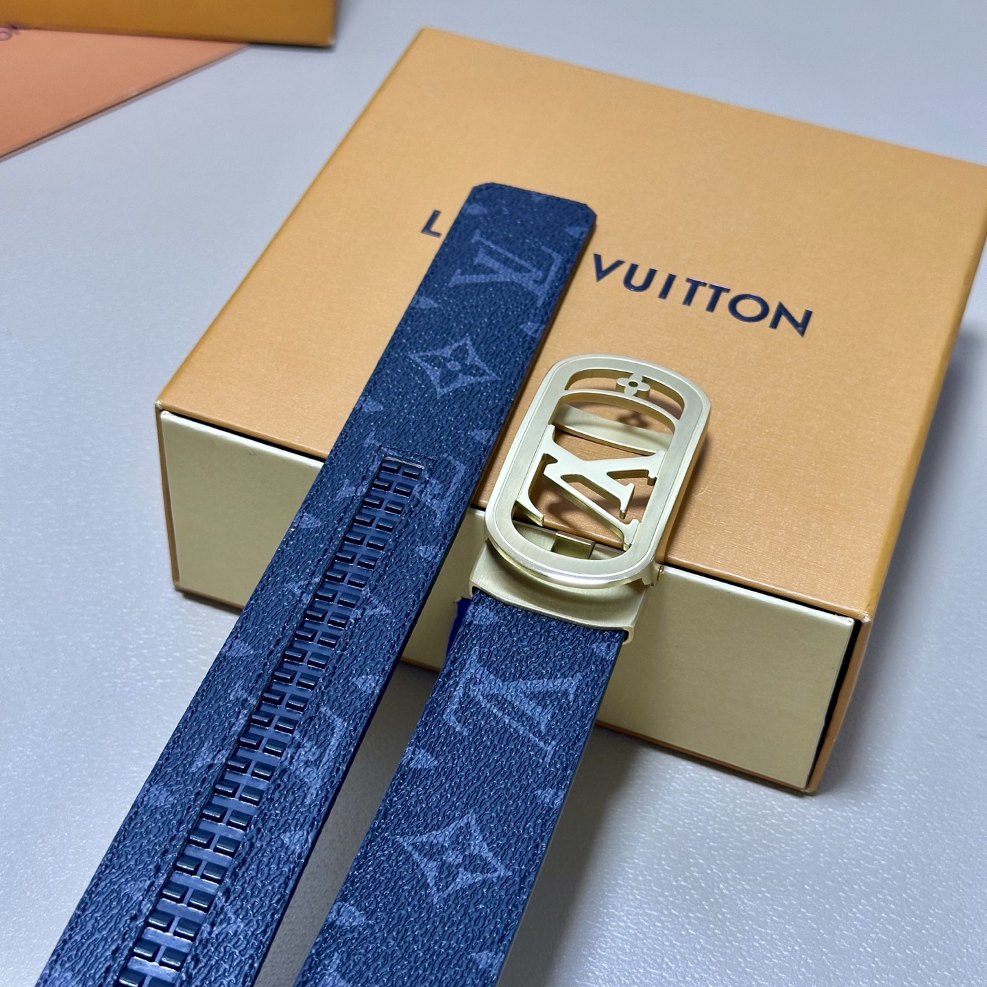 ［自动扣腰带］LV 宽3.5MM 双面进口头层牛皮制作 搭配经典钢扣 真材实料 时尚经典 做工精致 高端