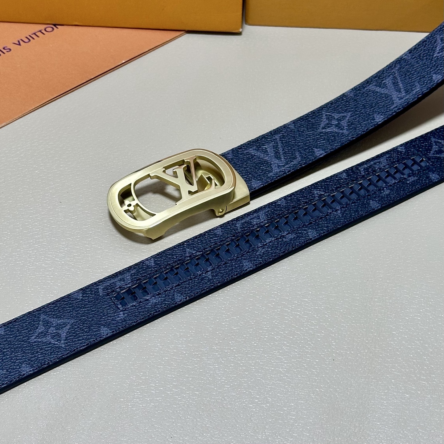 ［自动扣腰带］LV 宽3.5MM 双面进口头层牛皮制作 搭配经典钢扣 真材实料 时尚经典 做工精致 高端