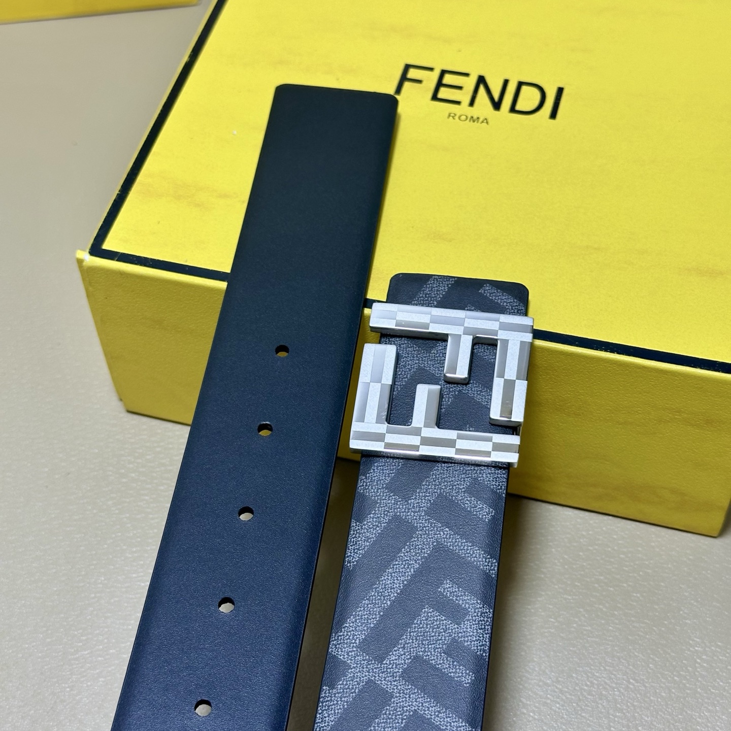 FENDI（芬迪）专柜同款 宽4.0CM 双环正反用腰带 FF按钉搭扣 黑色Cuoio  Romano皮