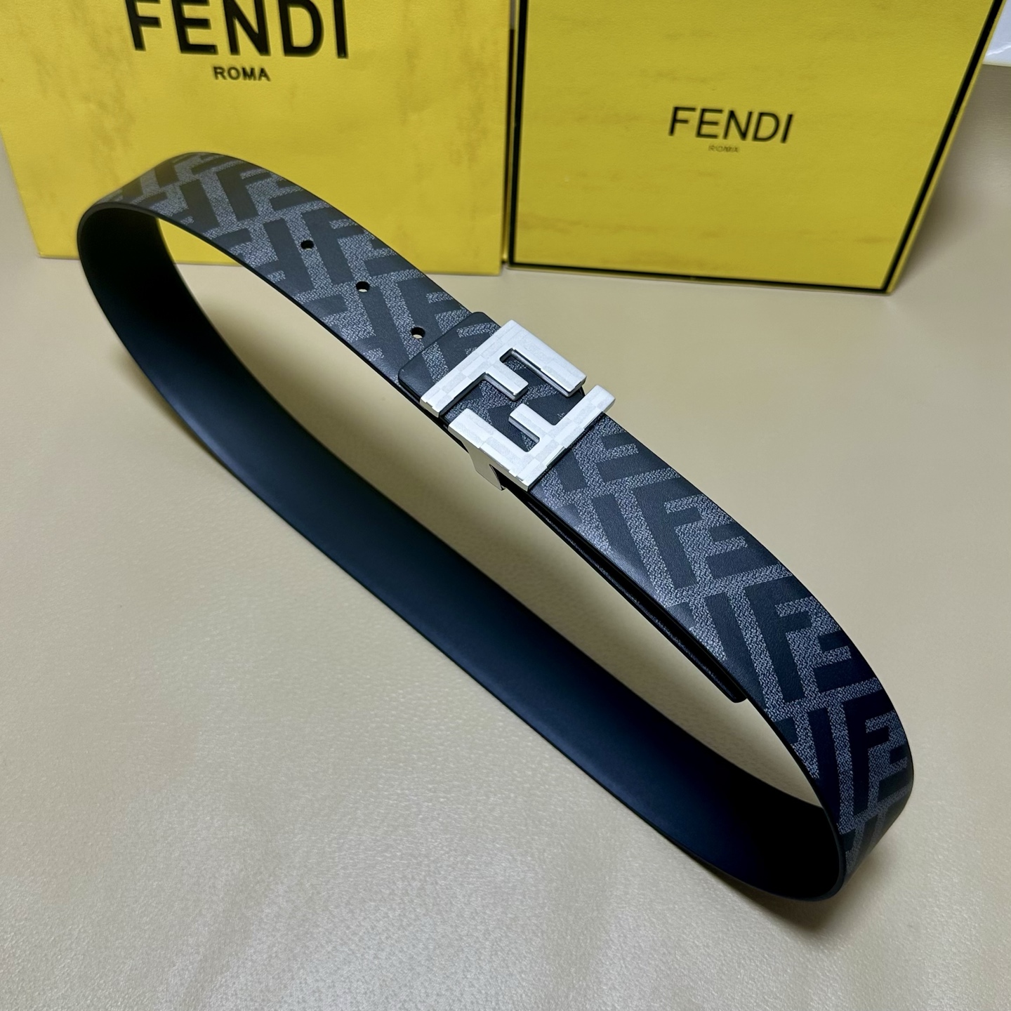 FENDI（芬迪）专柜同款 宽4.0CM 双环正反用腰带 FF按钉搭扣 黑色Cuoio  Romano皮