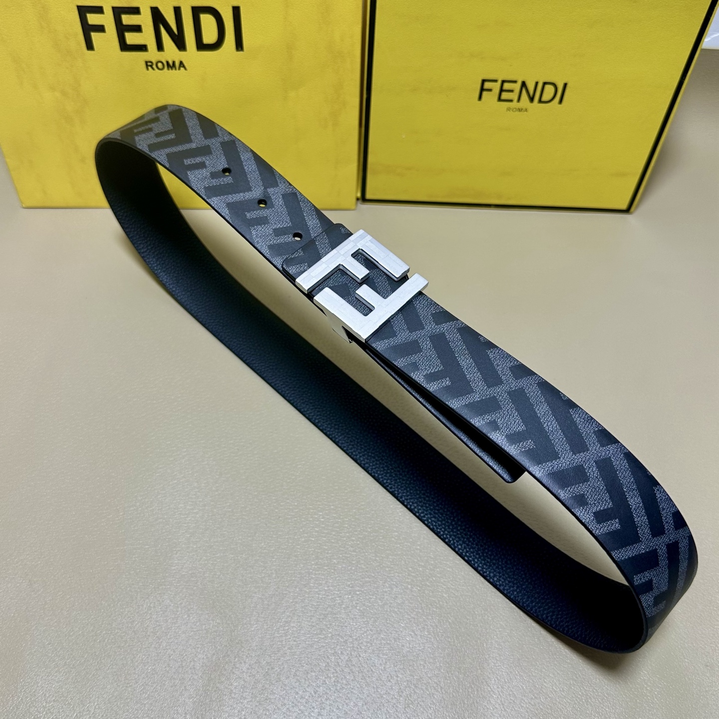 FENDI（芬迪）专柜同款 宽4.0CM 双环正反用腰带 FF按钉搭扣 黑色Cuoio  Romano皮