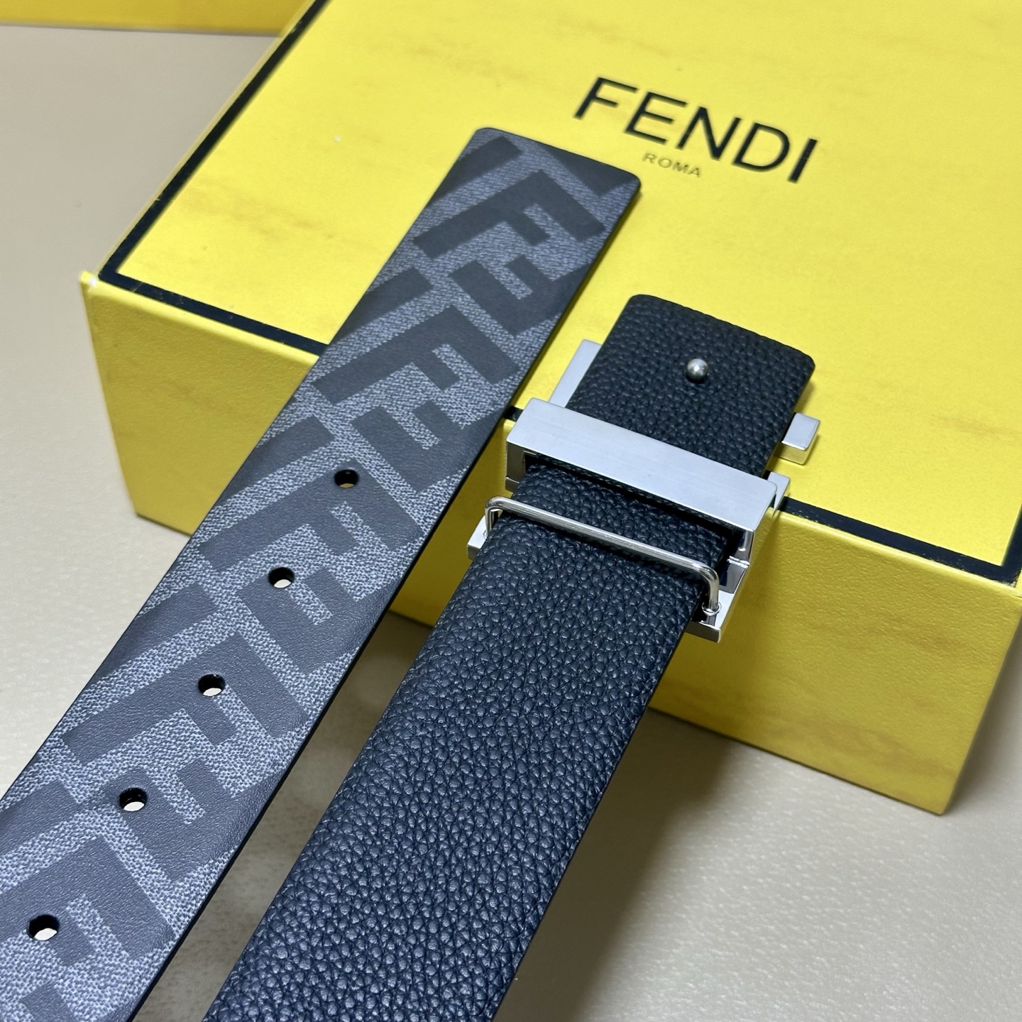 FENDI（芬迪）专柜同款 宽4.0CM 双环正反用腰带 FF按钉搭扣 黑色Cuoio  Romano皮