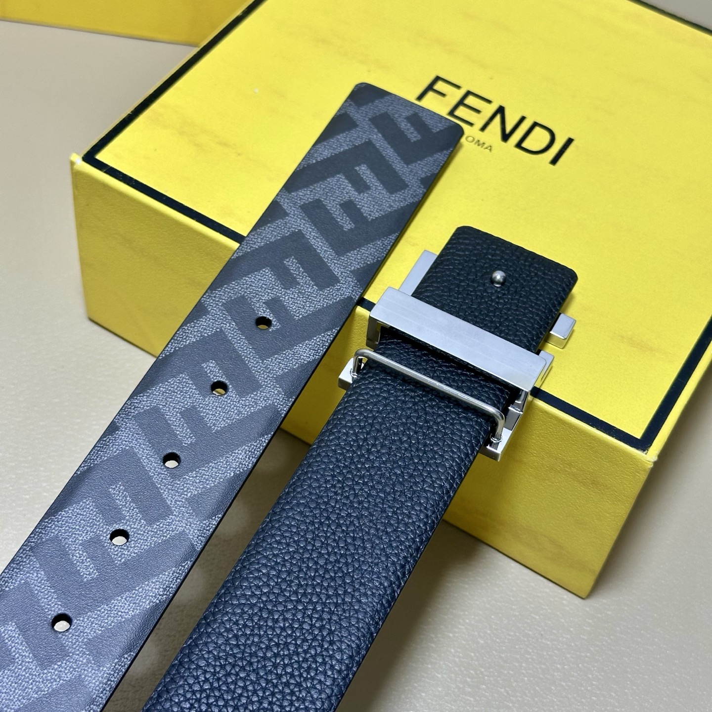 FENDI（芬迪）专柜同款 宽4.0CM 双环正反用腰带 FF按钉搭扣 黑色Cuoio  Romano皮
