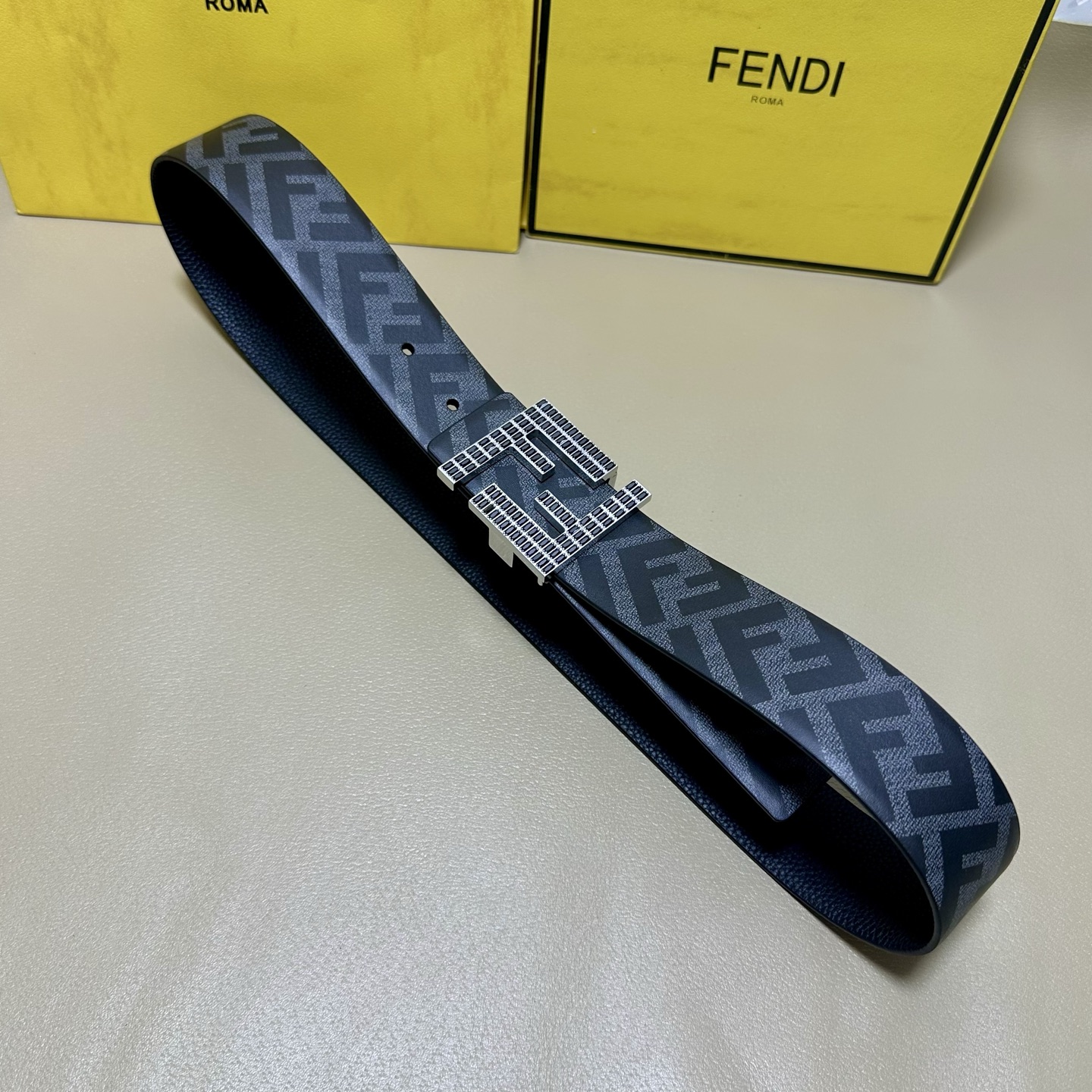 FENDI（芬迪）专柜同款 宽4.0CM 双环正反用腰带 FF按钉搭扣 黑色Cuoio  Romano皮