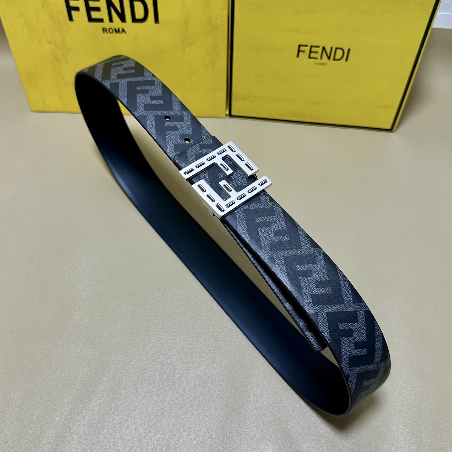 FENDI（芬迪）专柜同款 宽4.0CM 双环正反用腰带 FF按钉搭扣 黑色Cuoio  Romano皮