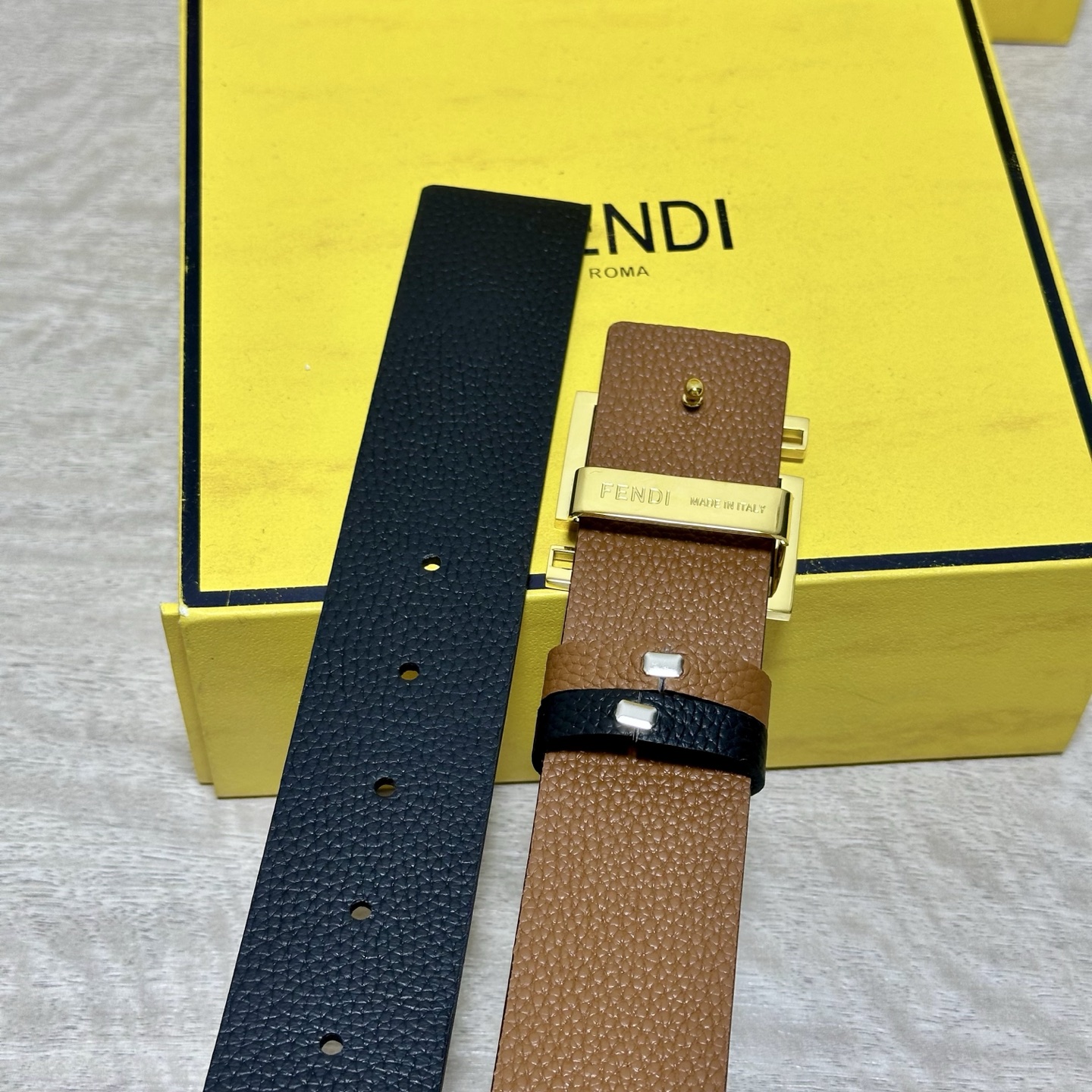 FENDl （芬迪）宽40MM双面原版小牛皮 搭配单钌钯电镀扣 完美的手感.油边 出众的设计.风格 高贵奢华 时尚大方 