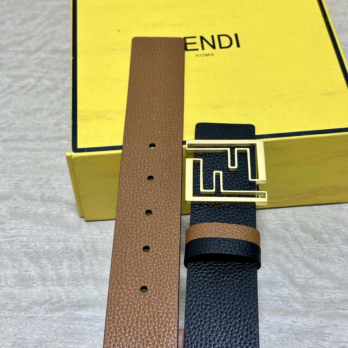 FENDl （芬迪）宽40MM双面原版小牛皮 搭配单钌钯电镀扣 完美的手感.油边 出众的设计.风格 高贵奢华 时尚大方 