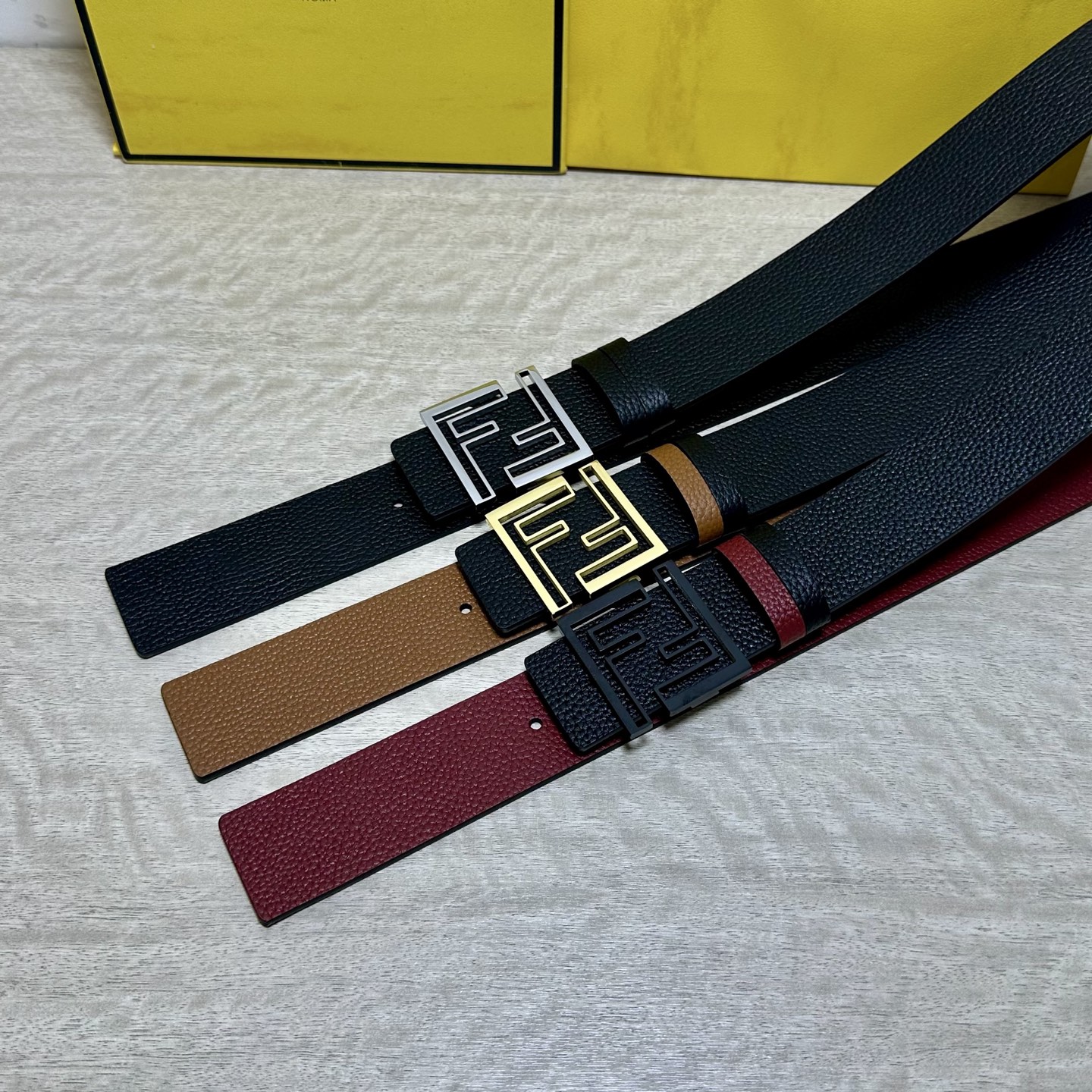 FENDl （芬迪）宽40MM双面原版小牛皮 搭配单钌钯电镀扣 完美的手感.油边 出众的设计.风格 高贵奢华 时尚大方 