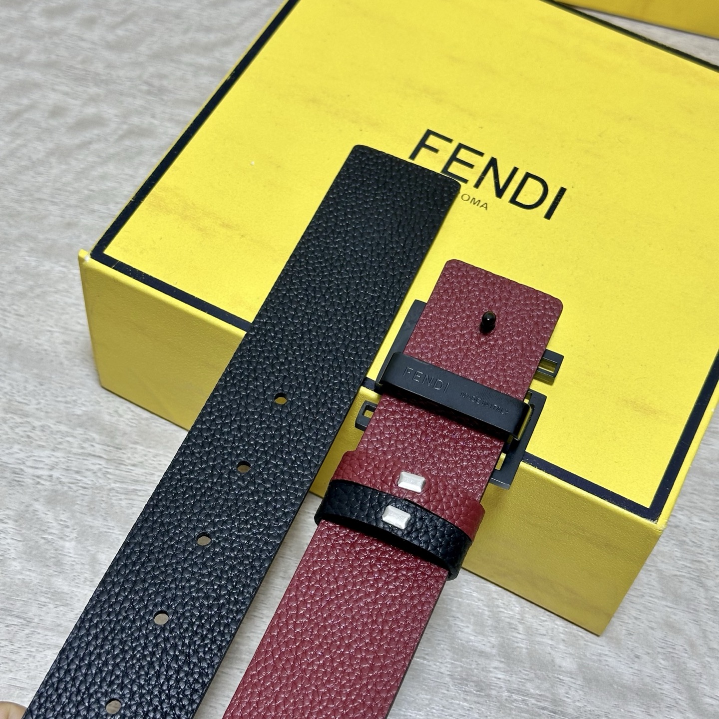 FENDl （芬迪）宽40MM双面原版小牛皮 搭配单钌钯电镀扣 完美的手感.油边 出众的设计.风格 高贵奢华 时尚大方 