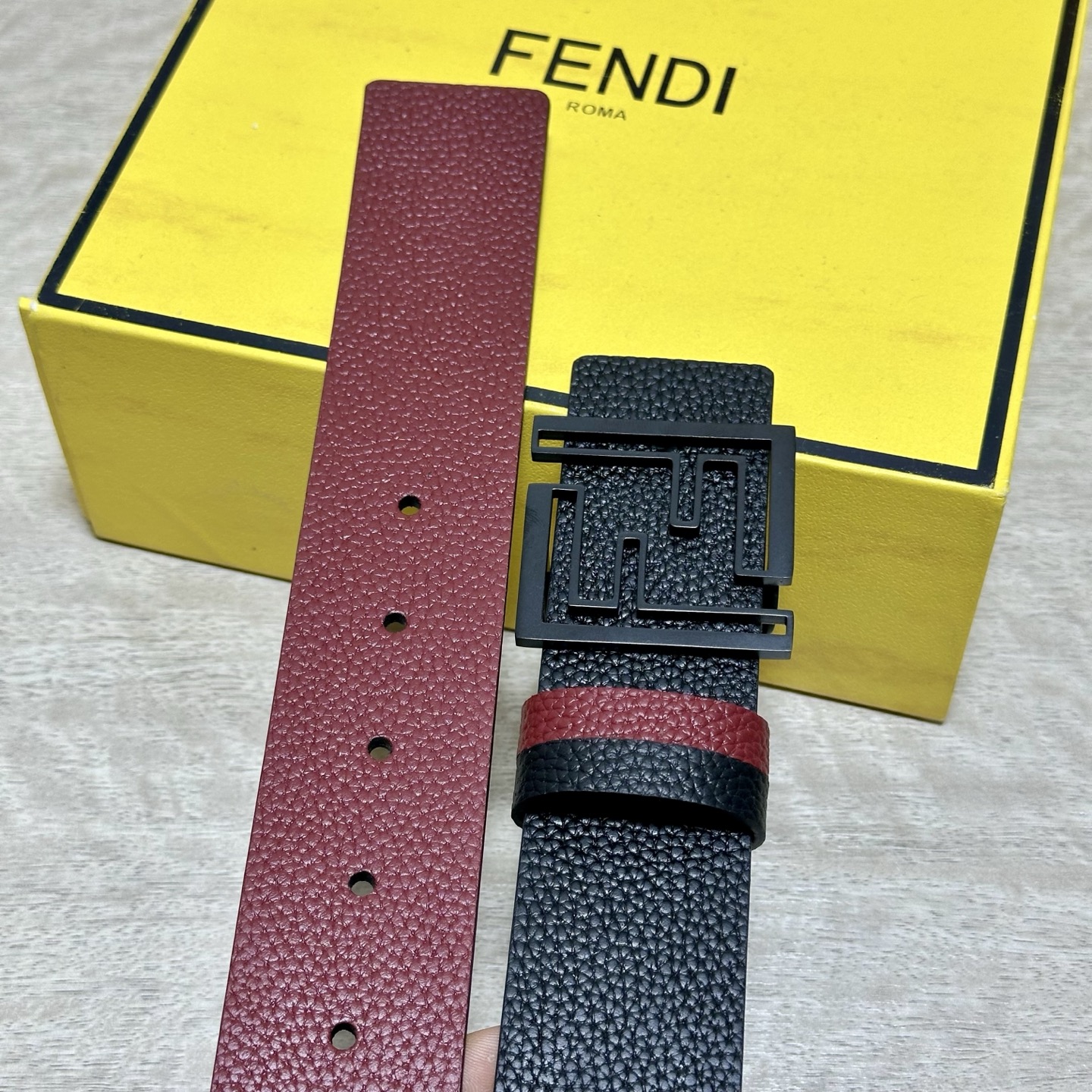 FENDl （芬迪）宽40MM双面原版小牛皮 搭配单钌钯电镀扣 完美的手感.油边 出众的设计.风格 高贵奢华 时尚大方 