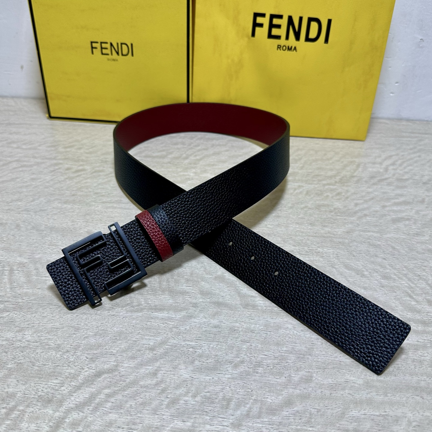 FENDl （芬迪）宽40MM双面原版小牛皮 搭配单钌钯电镀扣 完美的手感.油边 出众的设计.风格 高贵奢华 时尚大方 