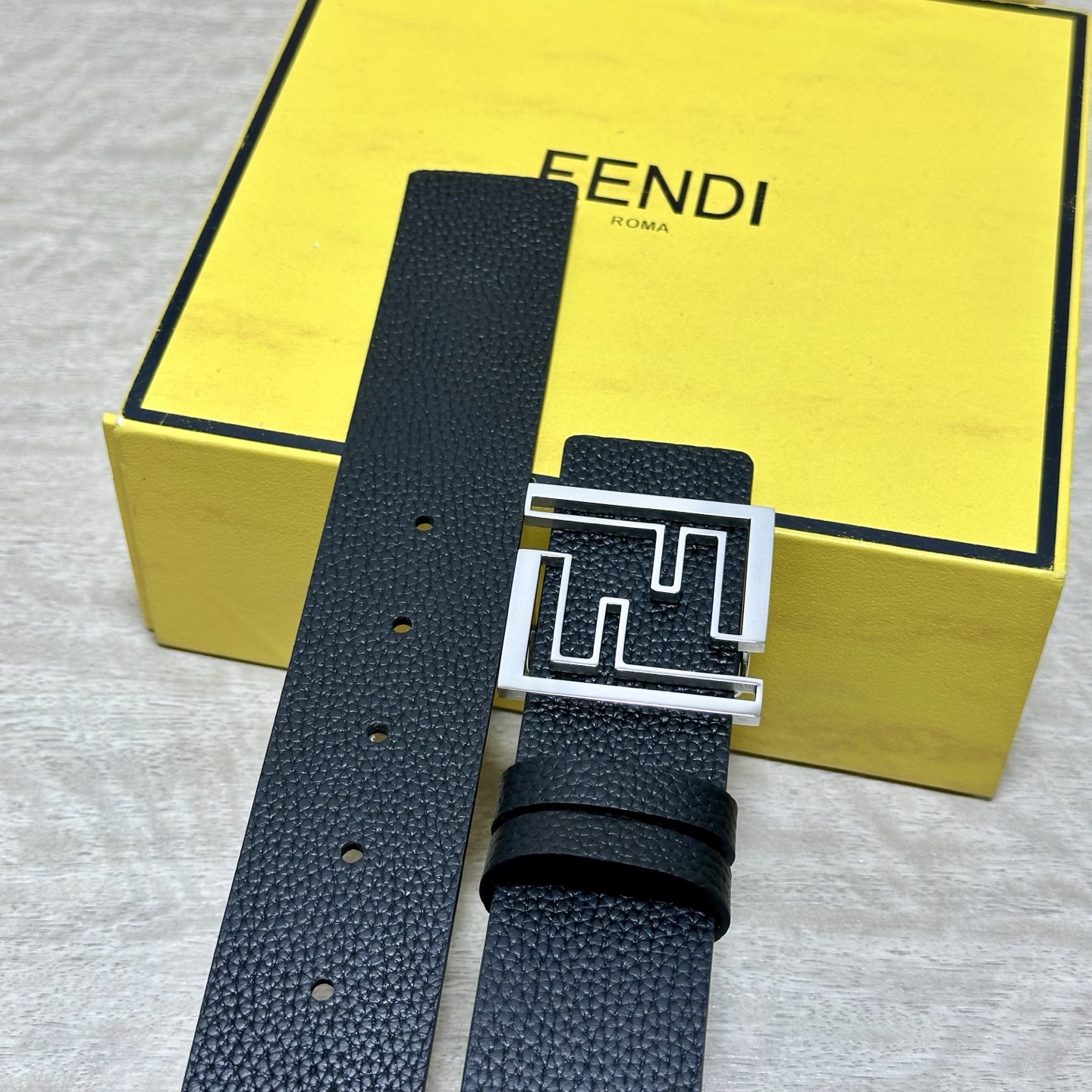 FENDl （芬迪）宽40MM双面原版小牛皮 搭配单钌钯电镀扣 完美的手感.油边 出众的设计.风格 高贵奢华 时尚大方 