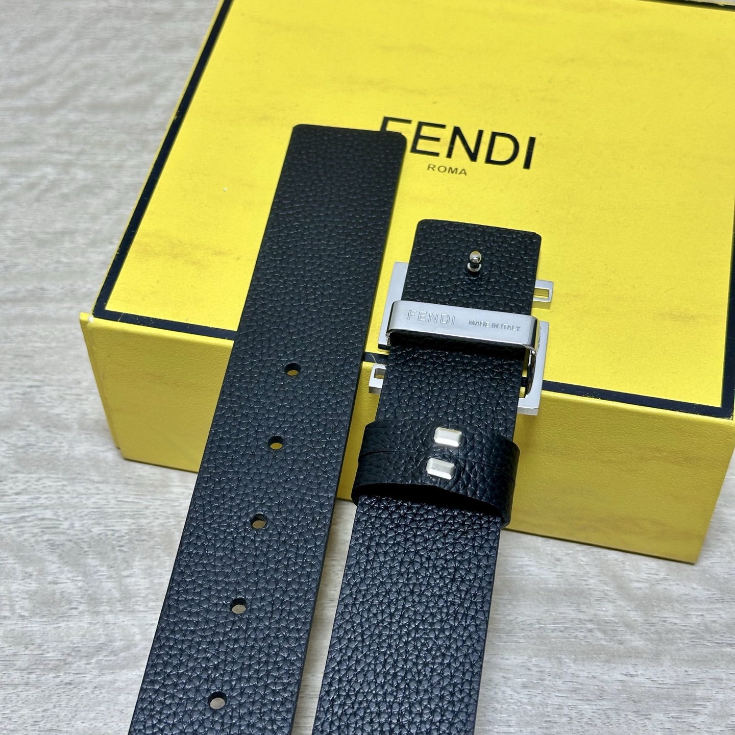 FENDl （芬迪）宽40MM双面原版小牛皮 搭配单钌钯电镀扣 完美的手感.油边 出众的设计.风格 高贵奢华 时尚大方 