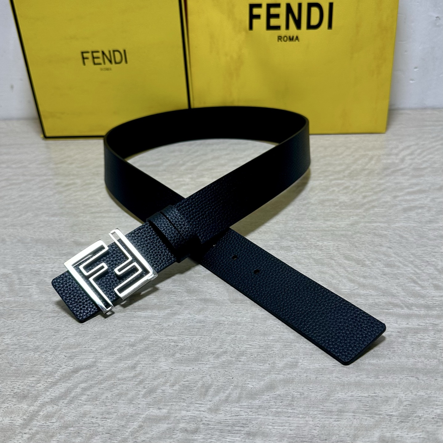 FENDl （芬迪）宽40MM双面原版小牛皮 搭配单钌钯电镀扣 完美的手感.油边 出众的设计.风格 高贵奢华 时尚大方 