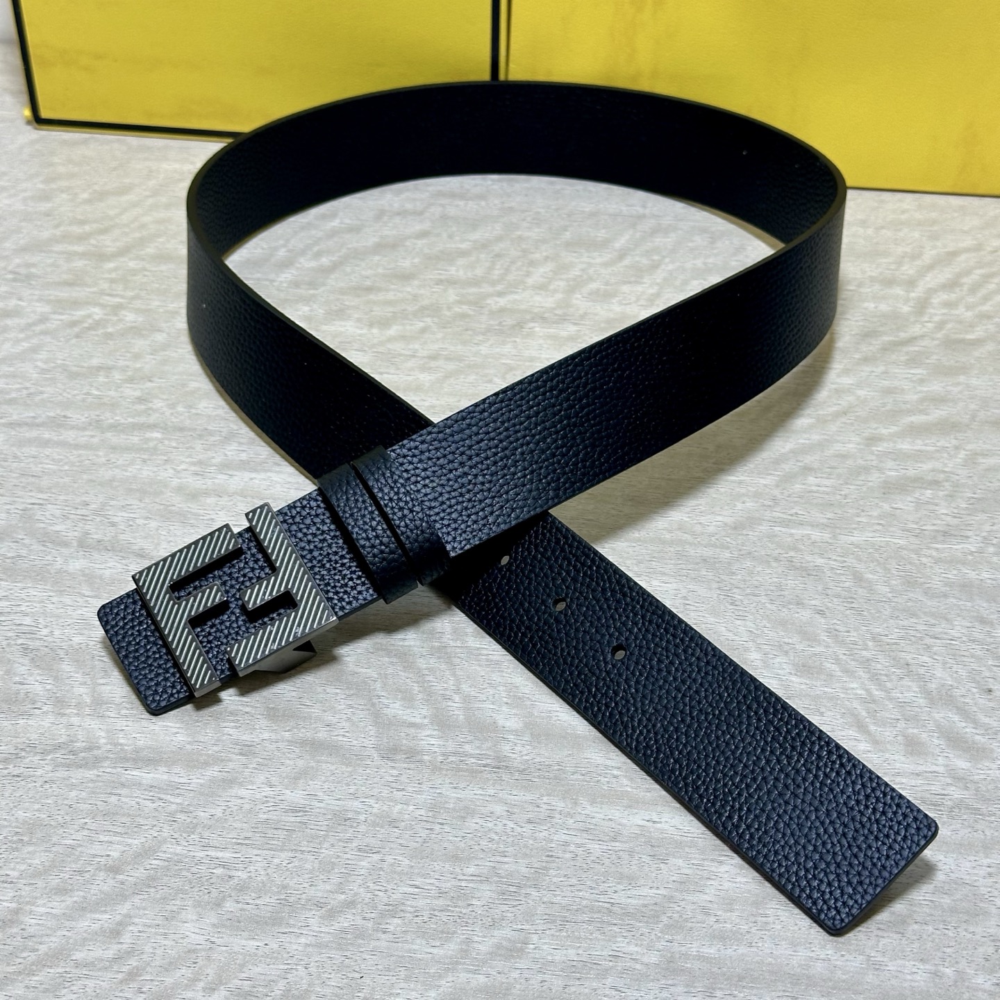 FENDl （芬迪）宽40MM双面原版小牛皮 搭配单钌钯电镀扣 完美的手感.油边 出众的设计.风格 高贵奢华 时尚大方 