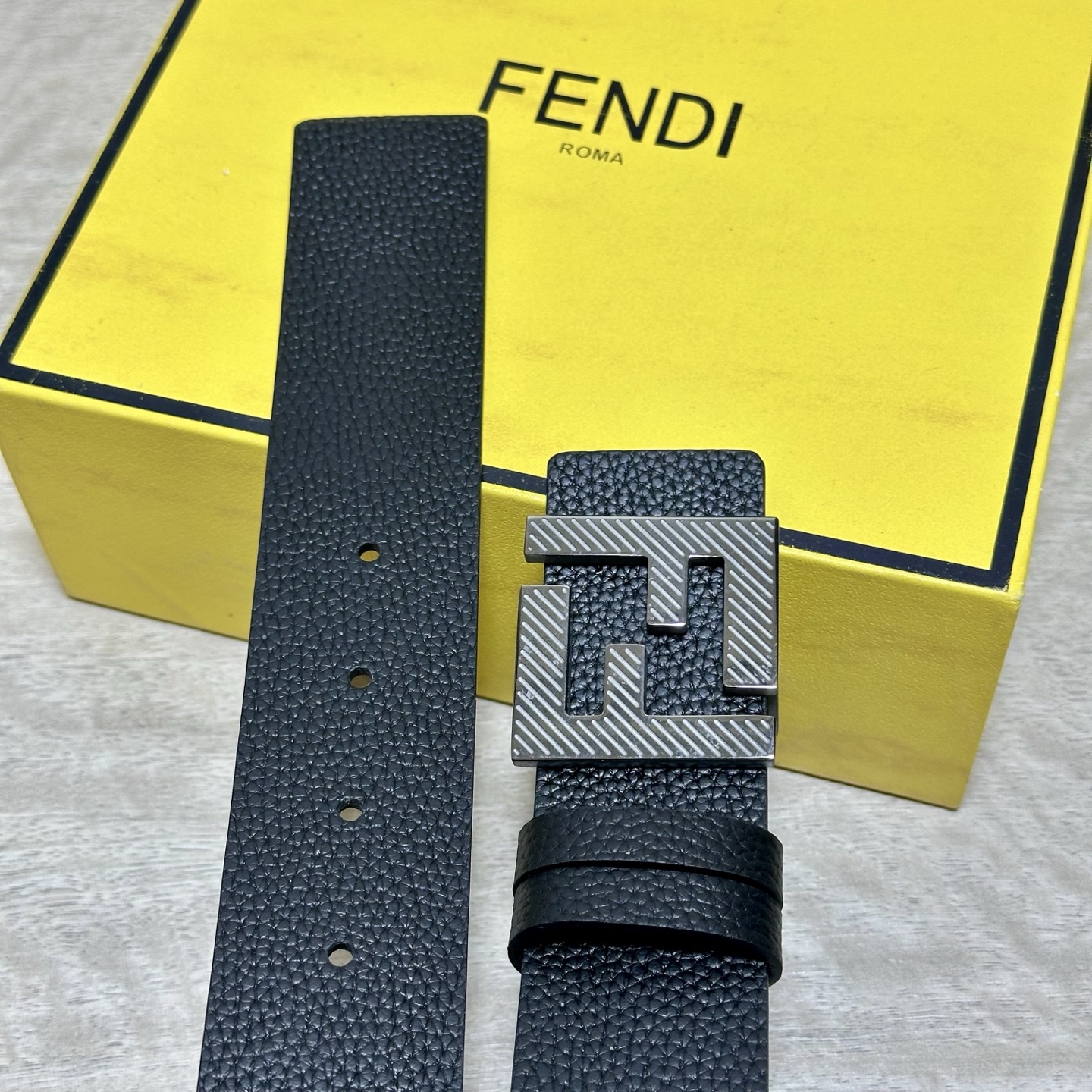 FENDl （芬迪）宽40MM双面原版小牛皮 搭配单钌钯电镀扣 完美的手感.油边 出众的设计.风格 高贵奢华 时尚大方 