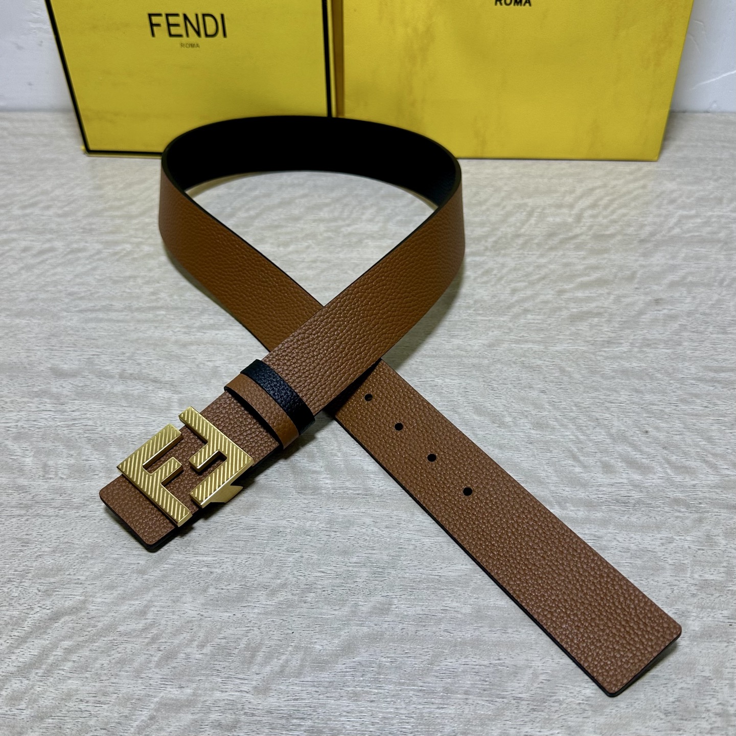 FENDl （芬迪）宽40MM双面原版小牛皮 搭配单钌钯电镀扣 完美的手感.油边 出众的设计.风格 高贵奢华 时尚大方 