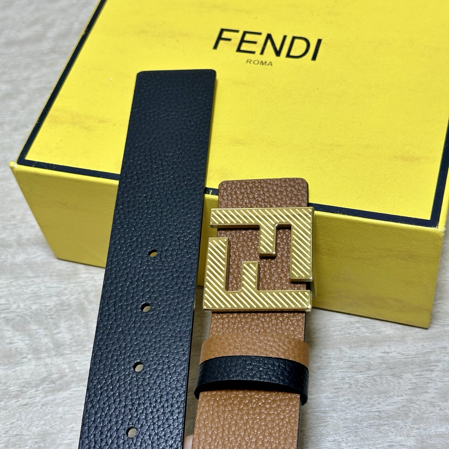 FENDl （芬迪）宽40MM双面原版小牛皮 搭配单钌钯电镀扣 完美的手感.油边 出众的设计.风格 高贵奢华 时尚大方 