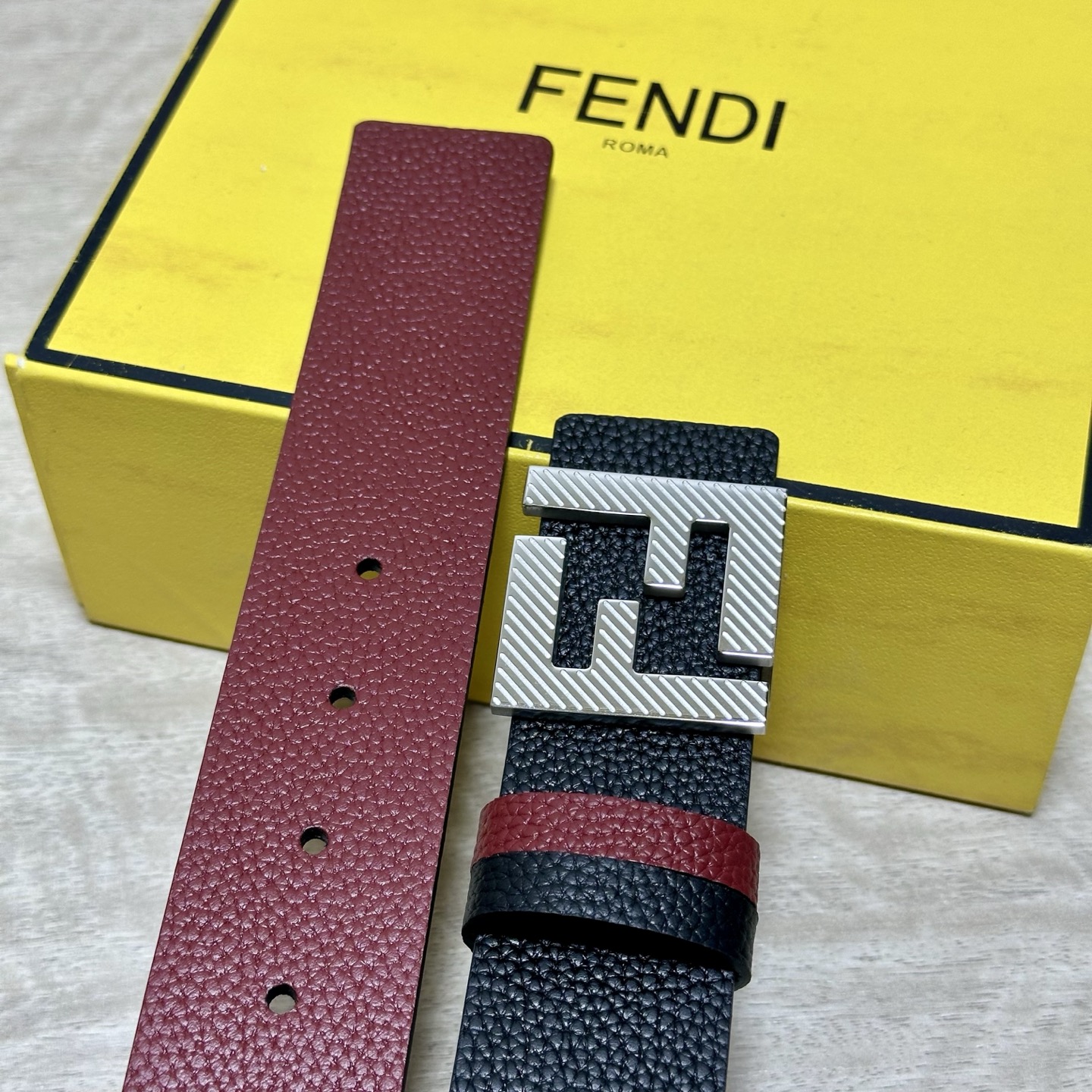 FENDl （芬迪）宽40MM双面原版小牛皮 搭配单钌钯电镀扣 完美的手感.油边 出众的设计.风格 高贵奢华 时尚大方 