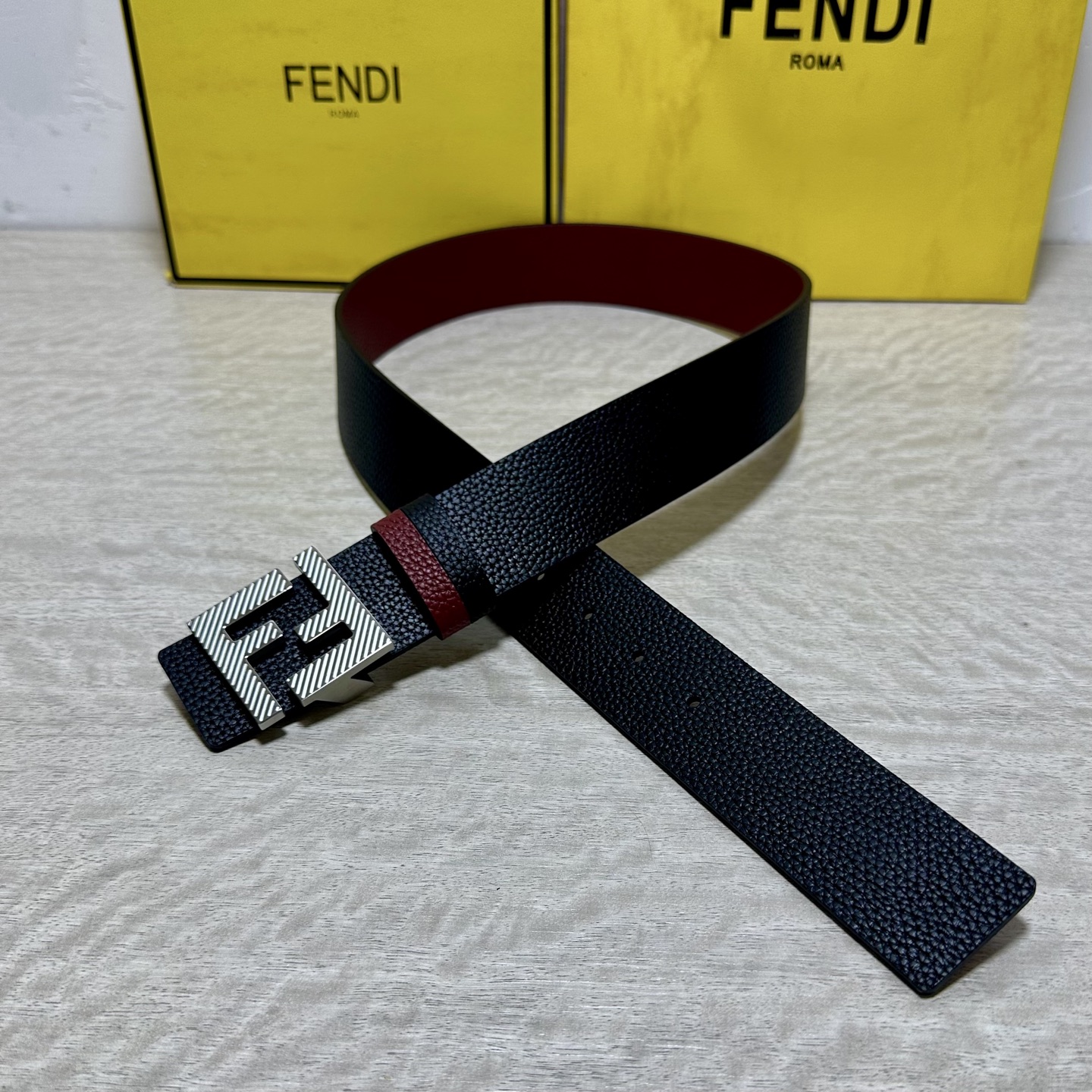 FENDl （芬迪）宽40MM双面原版小牛皮 搭配单钌钯电镀扣 完美的手感.油边 出众的设计.风格 高贵奢华 时尚大方 