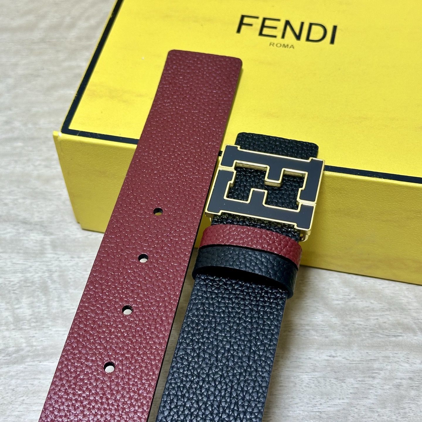 FENDl （芬迪）宽40MM双面原版小牛皮 搭配单钌钯电镀扣 完美的手感.油边 出众的设计.风格 高贵奢华 时尚大方 