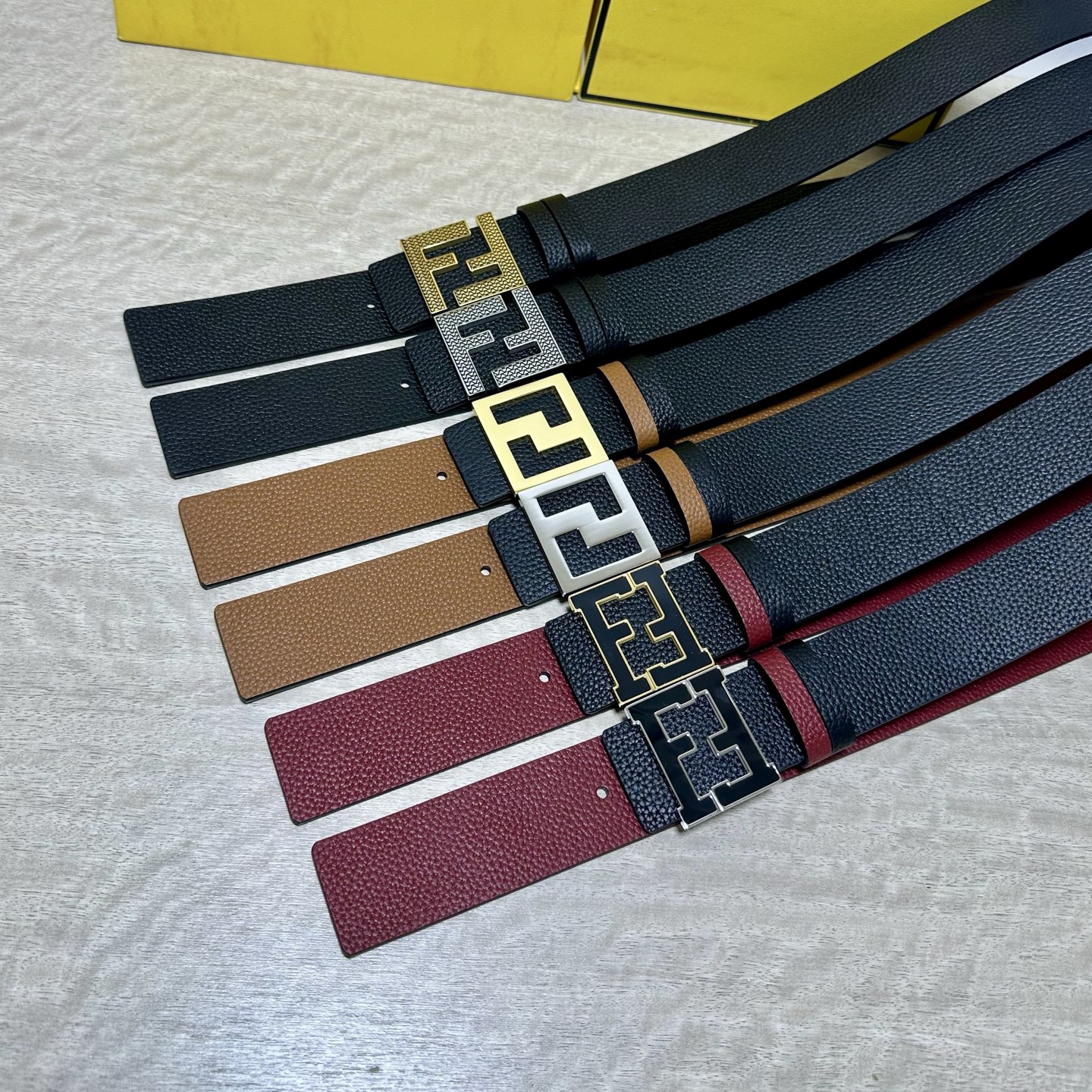 FENDl （芬迪）宽40MM双面原版小牛皮 搭配单钌钯电镀扣 完美的手感.油边 出众的设计.风格 高贵奢华 时尚大方 