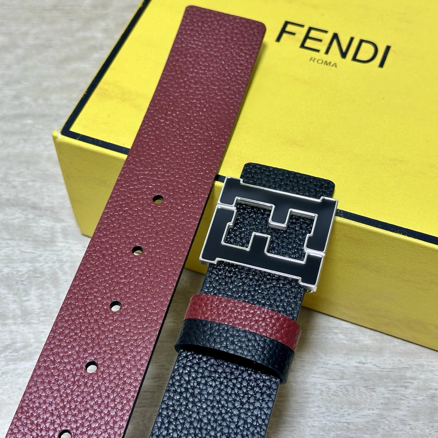 FENDl （芬迪）宽40MM双面原版小牛皮 搭配单钌钯电镀扣 完美的手感.油边 出众的设计.风格 高贵奢华 时尚大方 