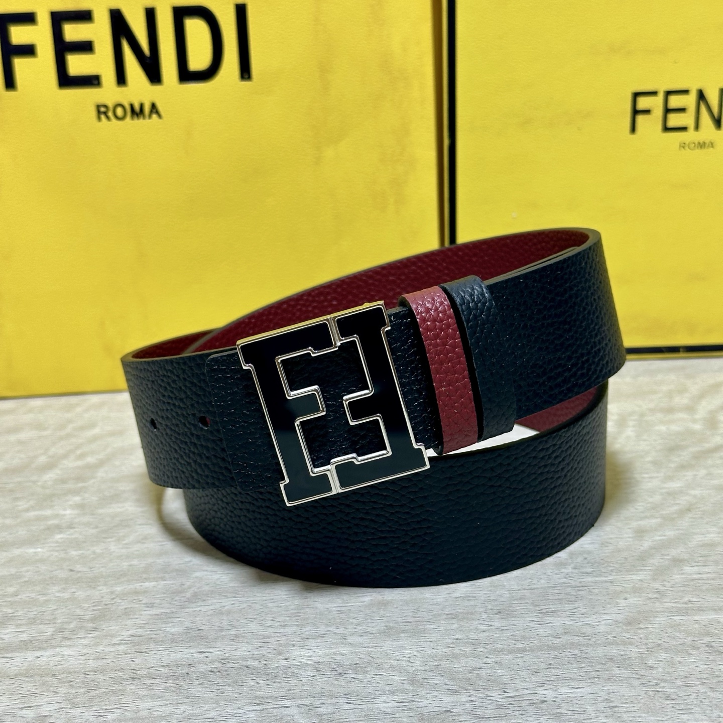 FENDl （芬迪）宽40MM双面原版小牛皮 搭配单钌钯电镀扣 完美的手感.油边 出众的设计.风格 高贵奢华 时尚大方 