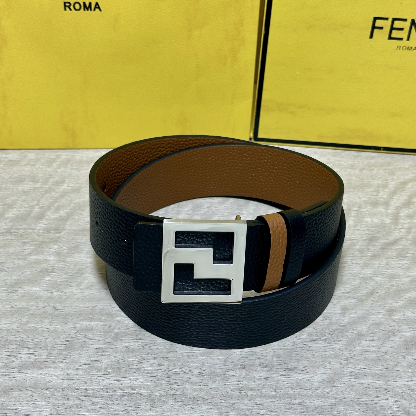 FENDl （芬迪）宽40MM双面原版小牛皮 搭配单钌钯电镀扣 完美的手感.油边 出众的设计.风格 高贵奢华 时尚大方 