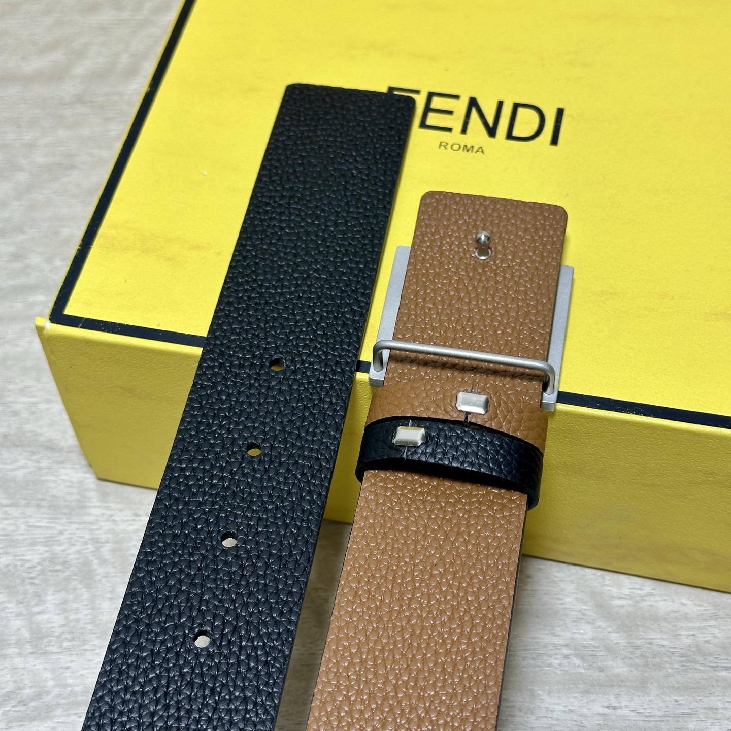 FENDl （芬迪）宽40MM双面原版小牛皮 搭配单钌钯电镀扣 完美的手感.油边 出众的设计.风格 高贵奢华 时尚大方 