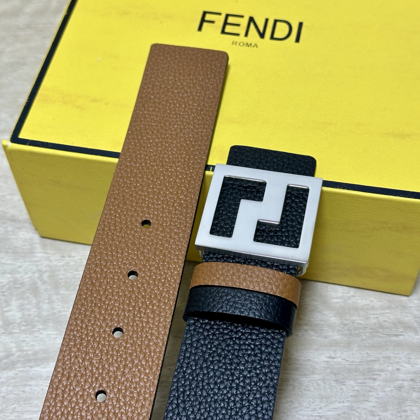 FENDl （芬迪）宽40MM双面原版小牛皮 搭配单钌钯电镀扣 完美的手感.油边 出众的设计.风格 高贵奢华 时尚大方 