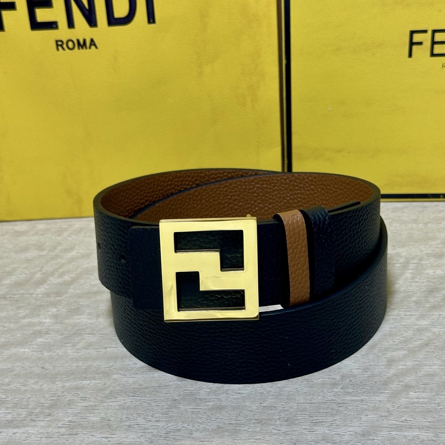 FENDl （芬迪）宽40MM双面原版小牛皮 搭配单钌钯电镀扣 完美的手感.油边 出众的设计.风格 高贵奢华 时尚大方 
