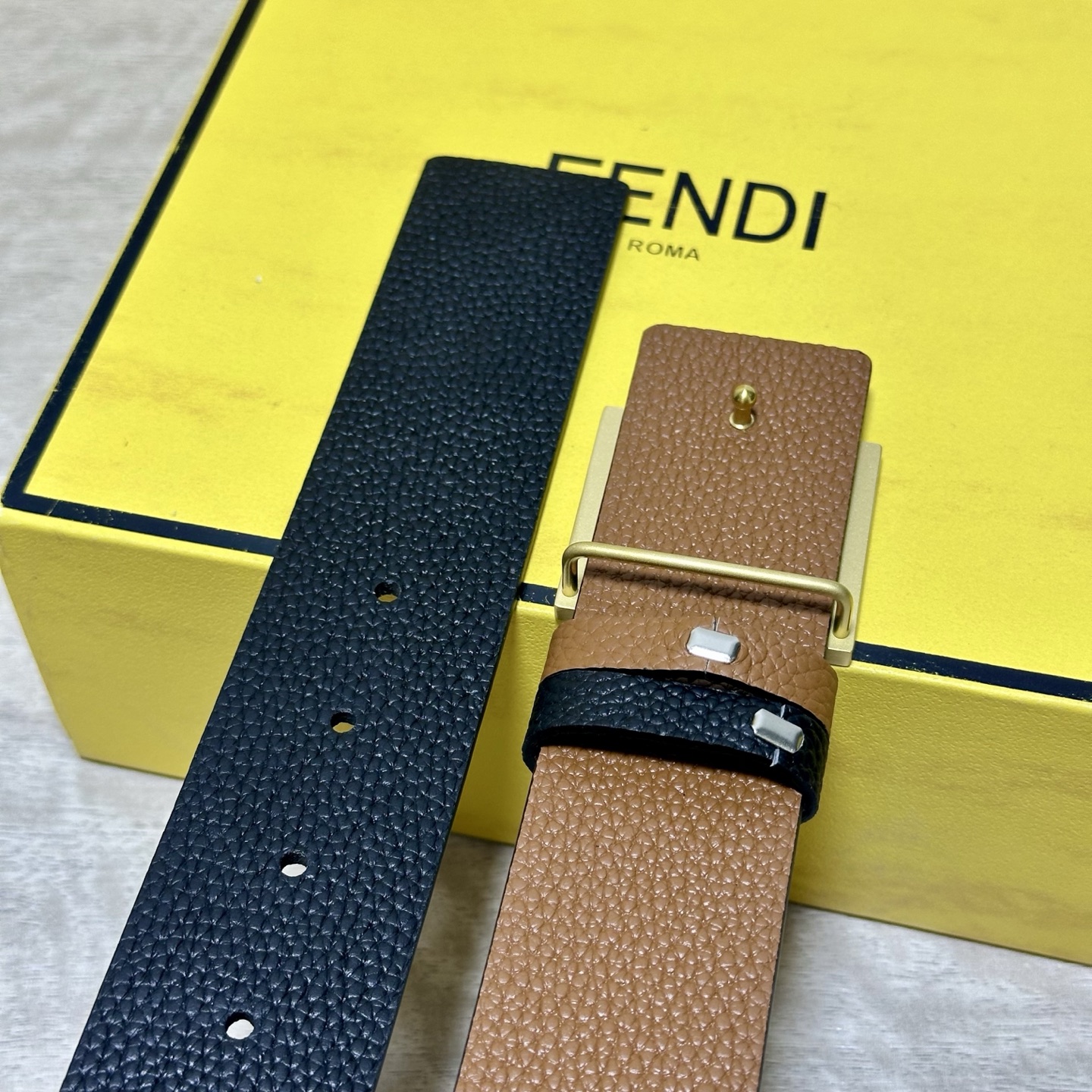 FENDl （芬迪）宽40MM双面原版小牛皮 搭配单钌钯电镀扣 完美的手感.油边 出众的设计.风格 高贵奢华 时尚大方 