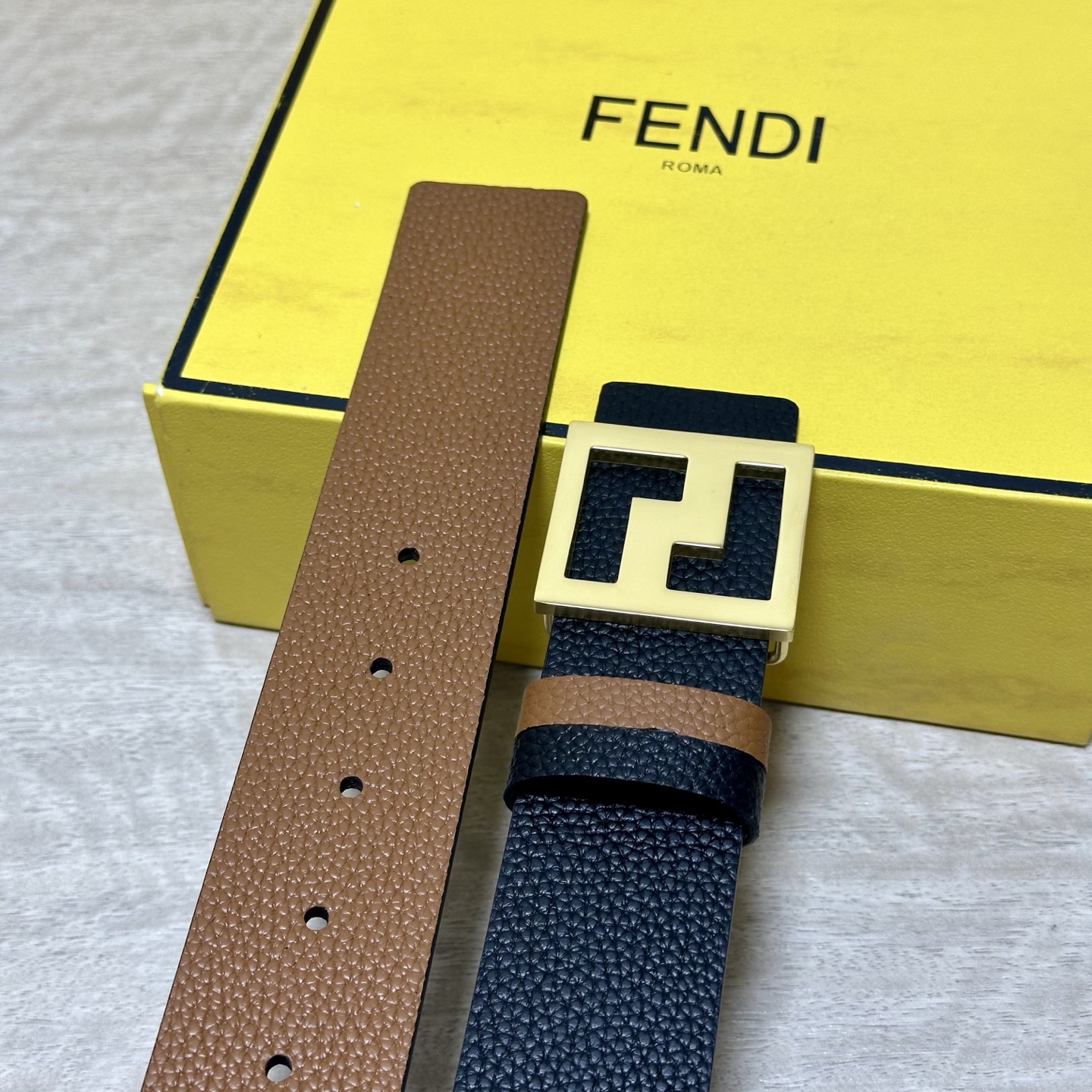 FENDl （芬迪）宽40MM双面原版小牛皮 搭配单钌钯电镀扣 完美的手感.油边 出众的设计.风格 高贵奢华 时尚大方 
