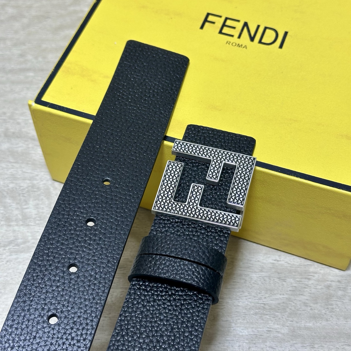 FENDl （芬迪）宽40MM双面原版小牛皮 搭配单钌钯电镀扣 完美的手感.油边 出众的设计.风格 高贵奢华 时尚大方 