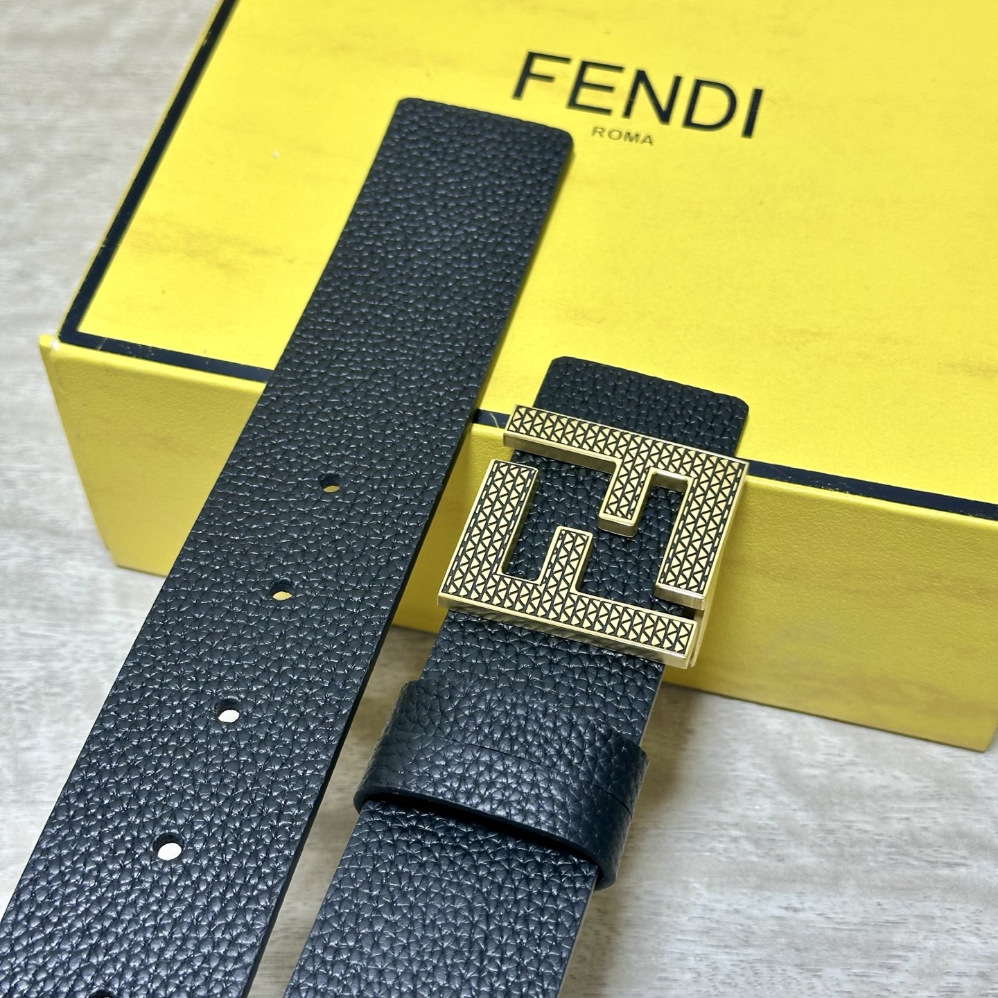 FENDl （芬迪）宽40MM双面原版小牛皮 搭配单钌钯电镀扣 完美的手感.油边 出众的设计.风格 高贵奢华 时尚大方 