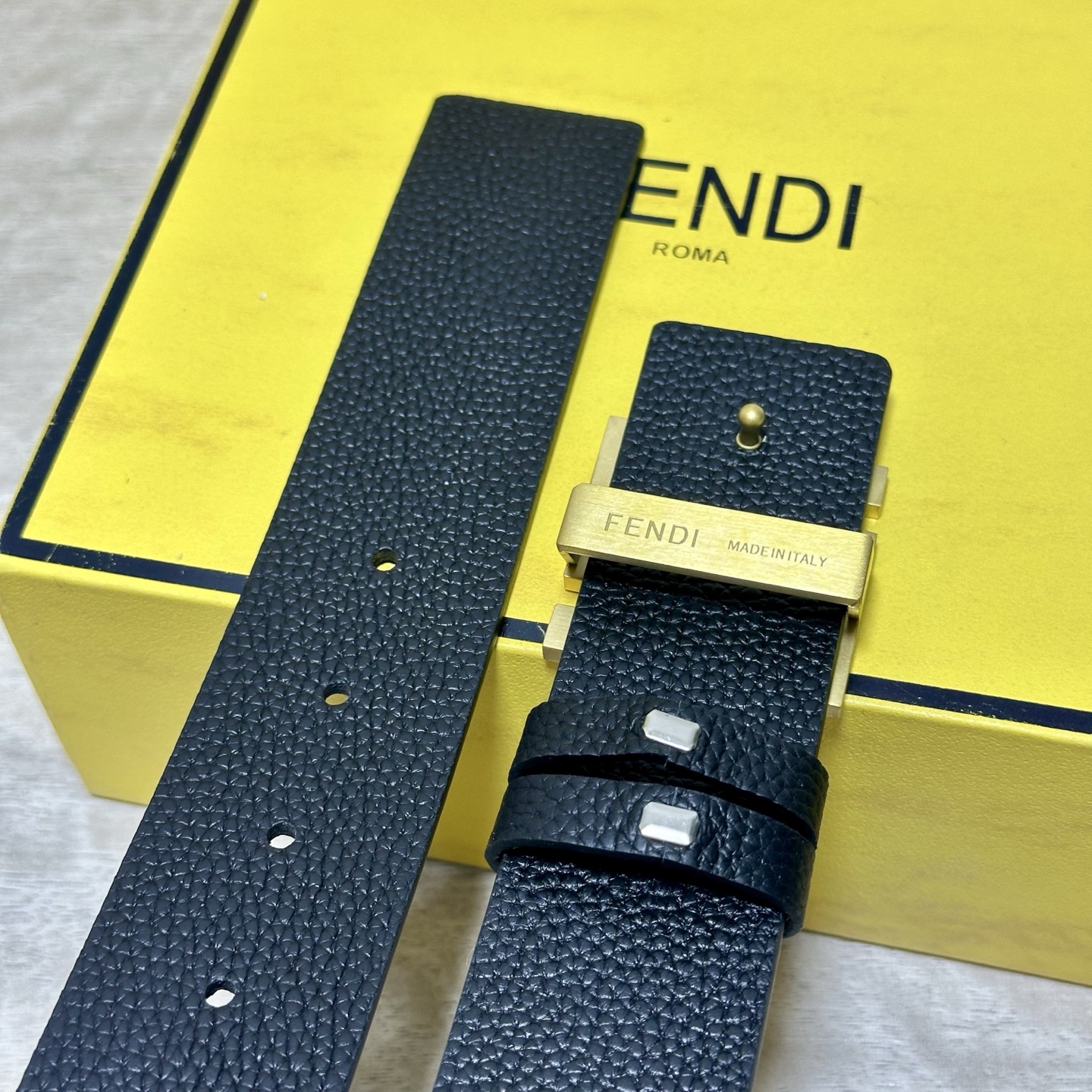 FENDl （芬迪）宽40MM双面原版小牛皮 搭配单钌钯电镀扣 完美的手感.油边 出众的设计.风格 高贵奢华 时尚大方 
