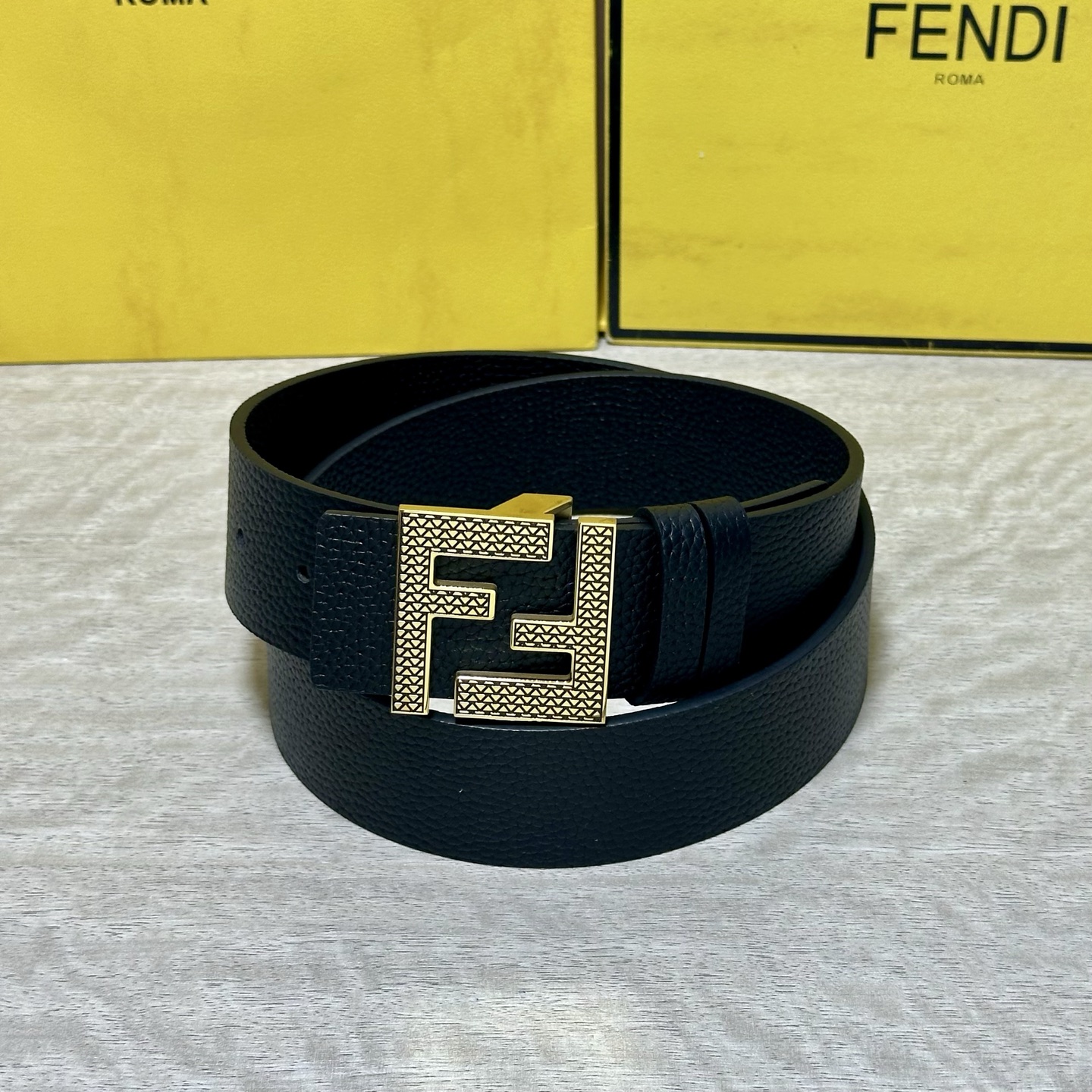 FENDl （芬迪）宽40MM双面原版小牛皮 搭配单钌钯电镀扣 完美的手感.油边 出众的设计.风格 高贵奢华 时尚大方 