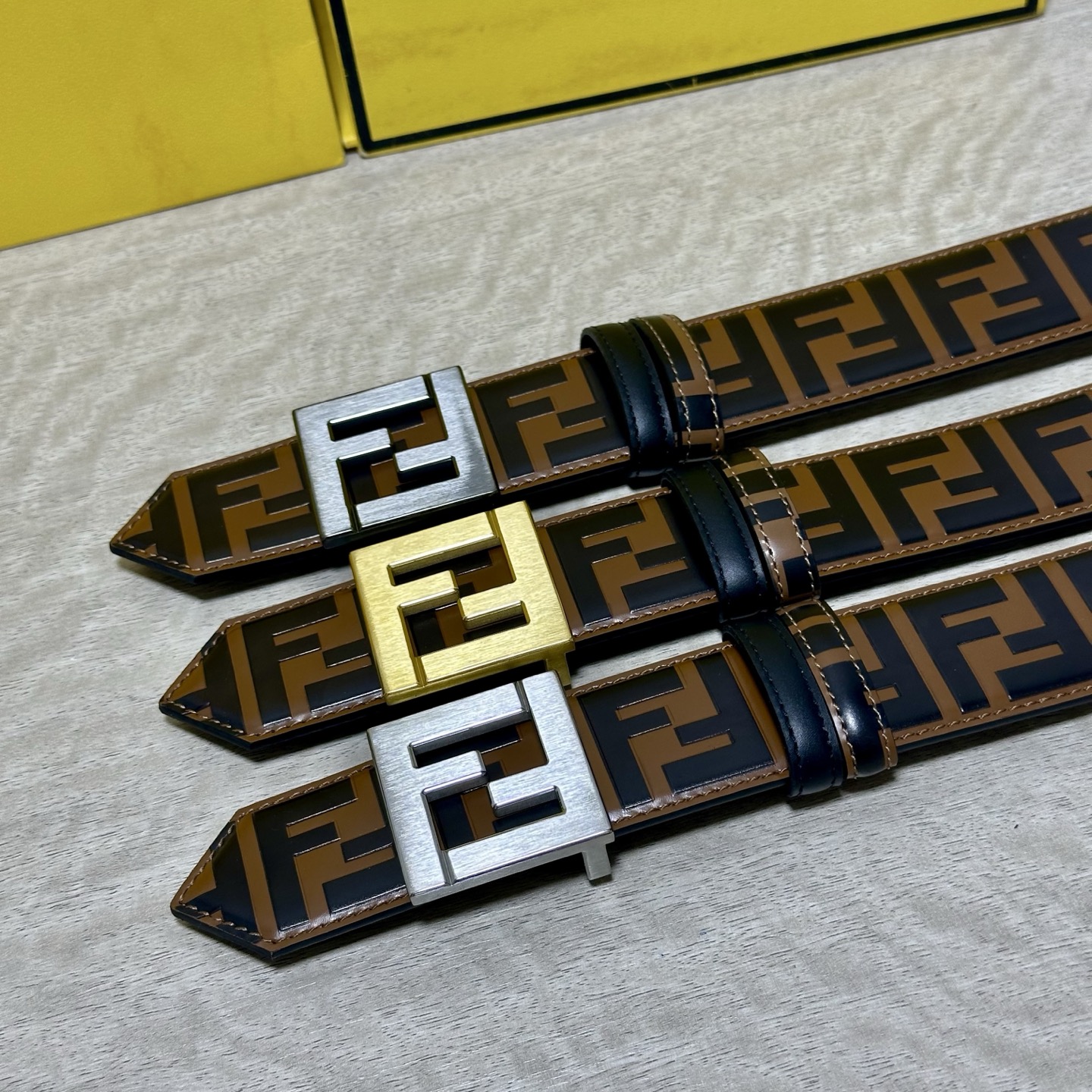 FENDl /芬迪 专柜同款 宽40MM 标志造型宽皮带。钉扣式带扣。棕色小牛皮制成。印有浮雕手绘黑色与棕色 FF 图案